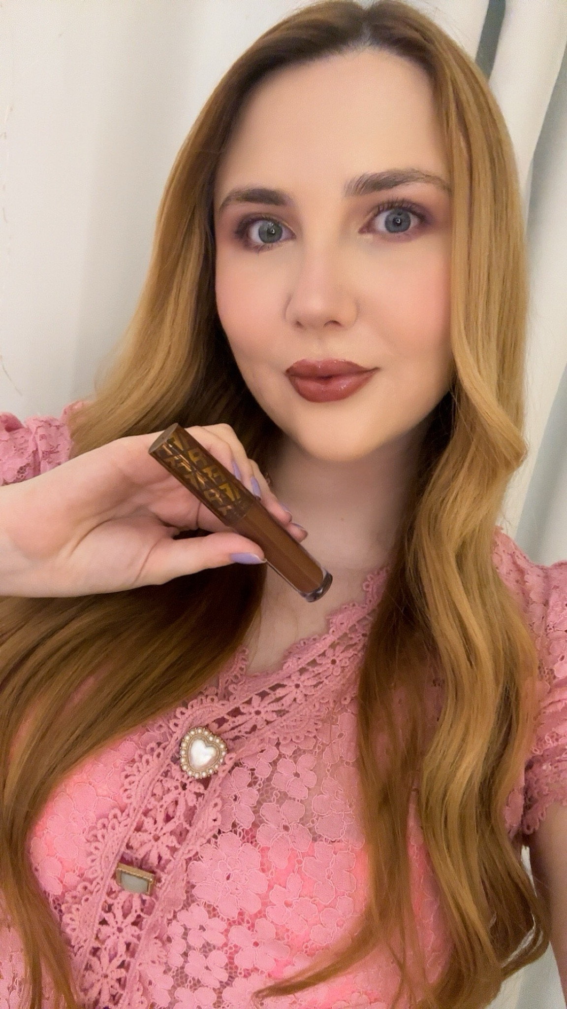 Gloss de chocolate? Veio ai o chocochilli by Franciny Ehlke, confesso que fiquei com medo de ficar escuro pra mim, mas eu AMEI. 
Climinha de Páscoa por aqui. 

#chocochilli #páscoa #chocolate #gloss #maquiagem 

#LTKbeauty #LTKbrasil