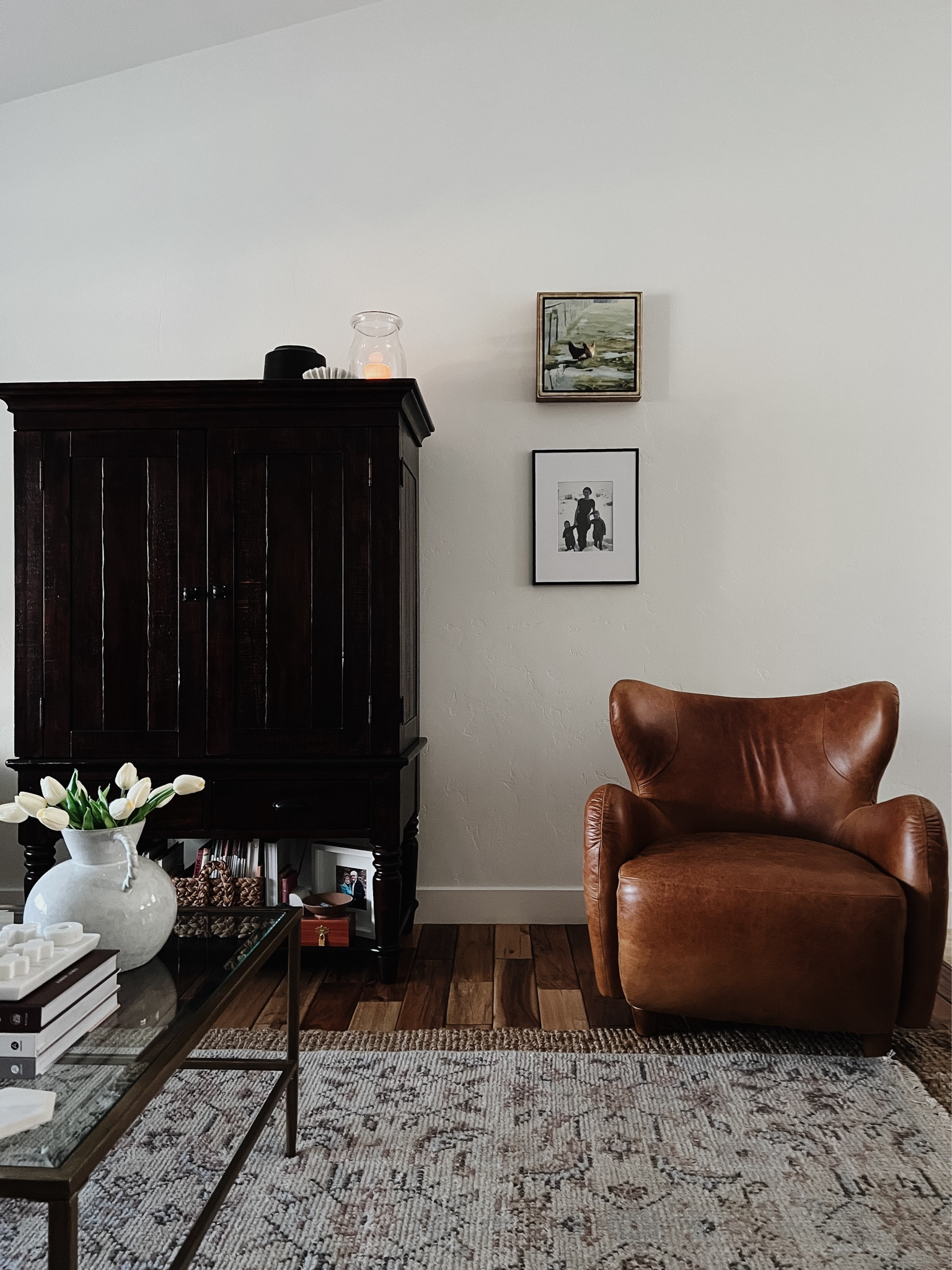 the hug chair 🤍 + other living room details ✨



#LTKhome #LTKstyletip #LTKfamily