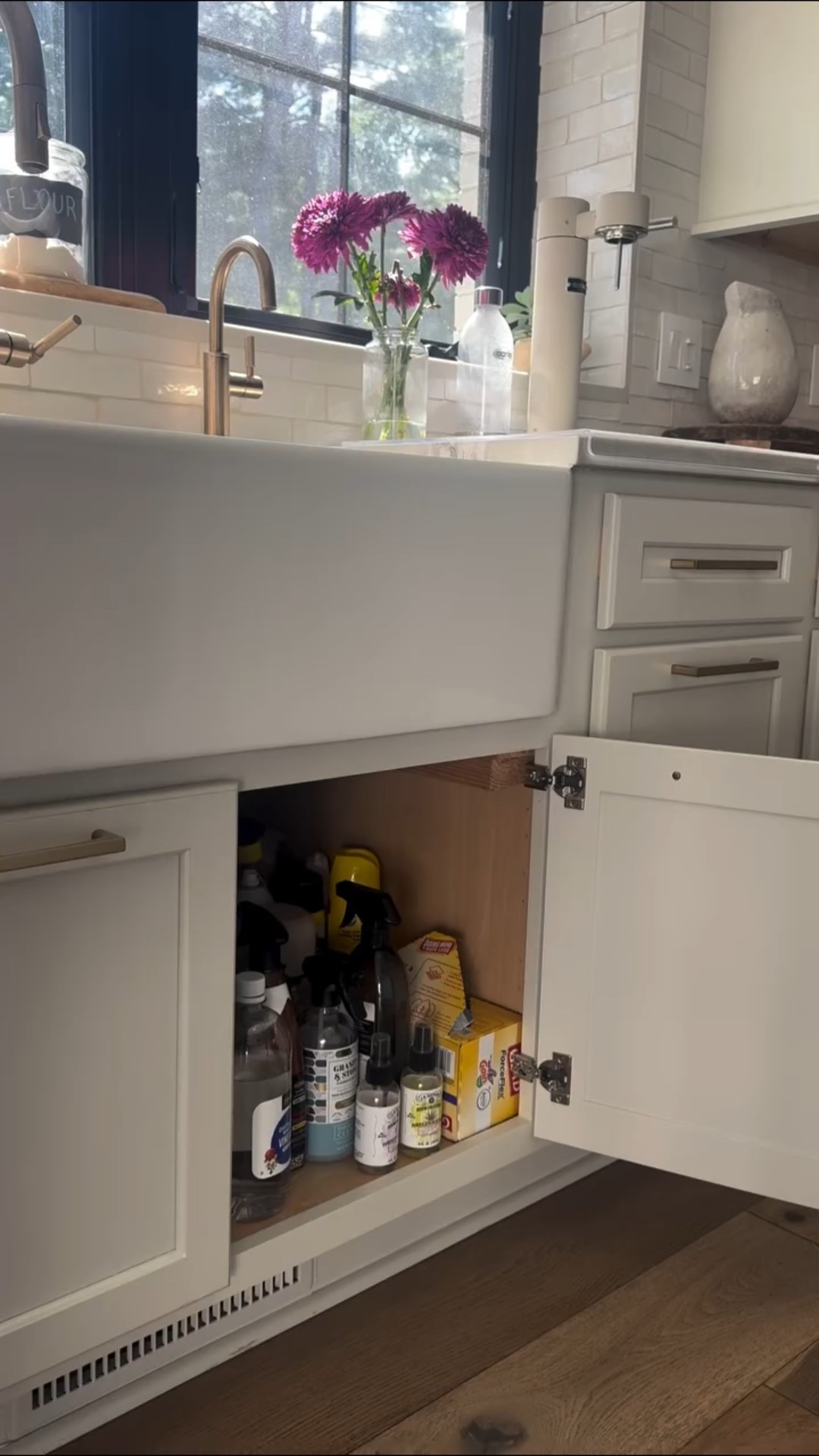 A small project I’ve been putting off for a while and it feels so good to have it done. Finally 🙌🏼🙌🏼🙌🏼

Comment “sink” for a link to shop these essential products

Um pequeno projeto que venho adiando há um tempo, e é tão bom ver tudo arrumadinho!