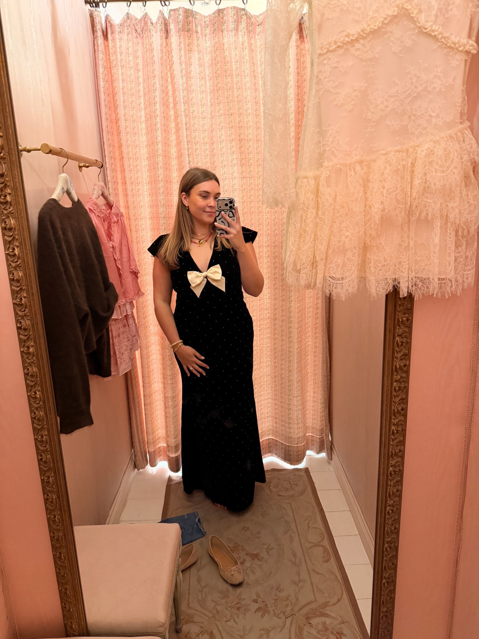 It basically impossible to spend the weekend embroidering for LoveShackFancy and not bring home another fabulous dress 😍 
The bow, the velvet, the sparkle … holiday party here I come! 


#LTKdayinmylife #LTKHoliday #LTKMidsize