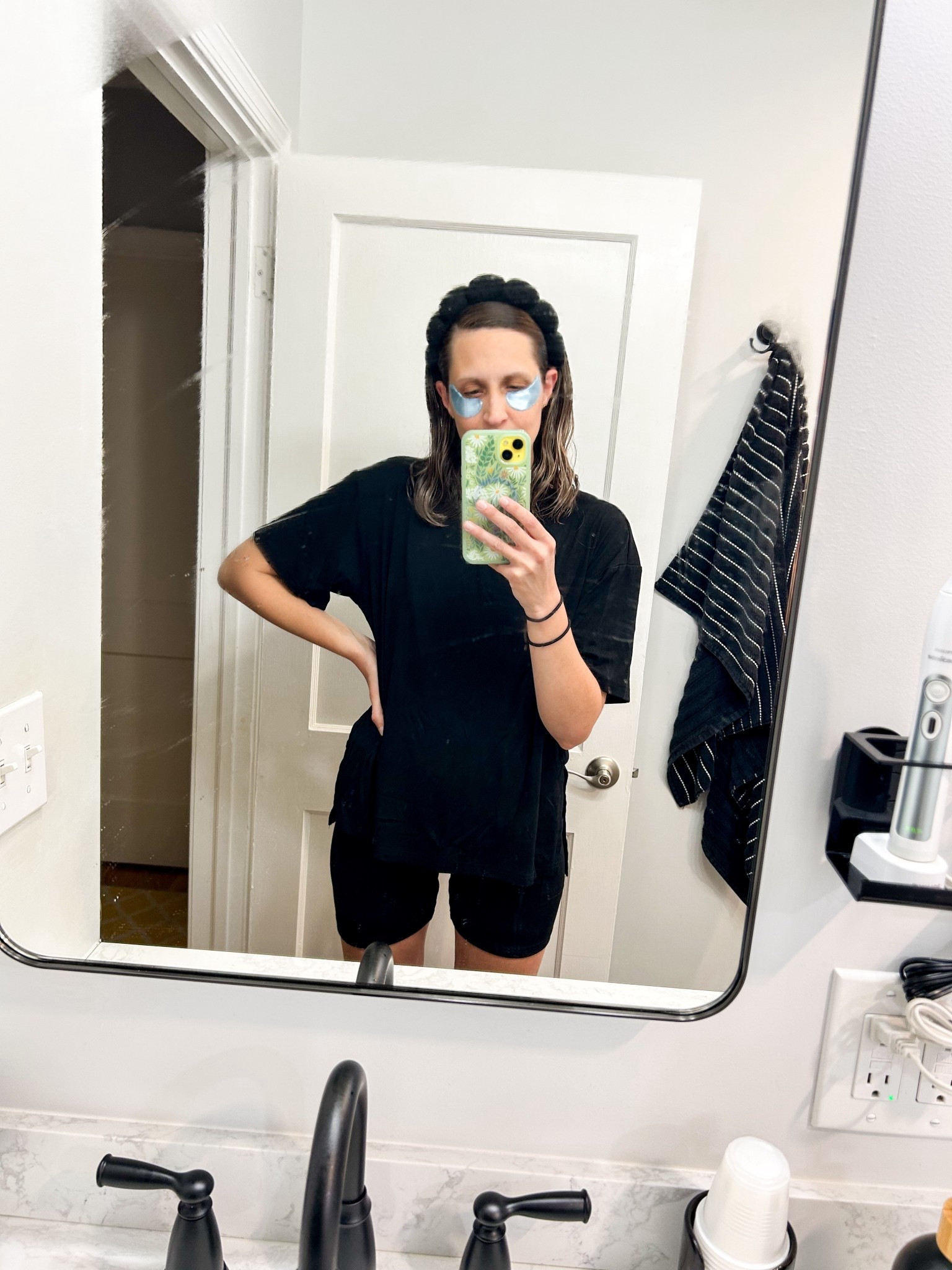 Self-care Saturday 🧖‍♀️ 

One of my favorite lay-around-the-house outfits with my favorite eye masks!



#LTKStyleTip #LTKBeauty