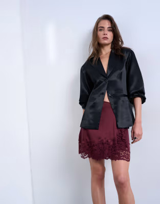 Topshop - Satijnen asymmetrische mini rok met kanten bies in port royale | ASOS (Global)