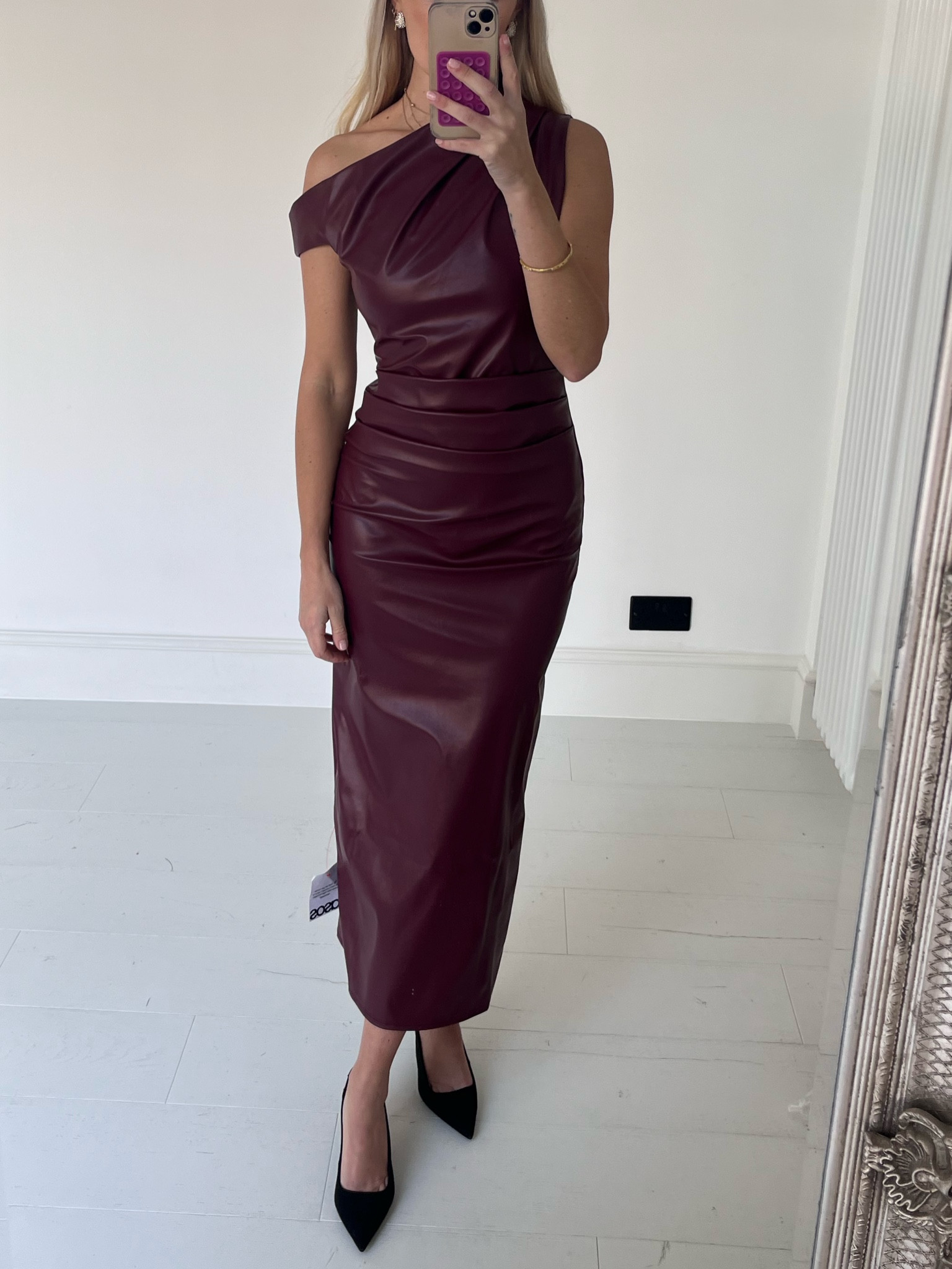 Burgundy dress 

#LTKeurope #LTKpartywear #LTKautumn