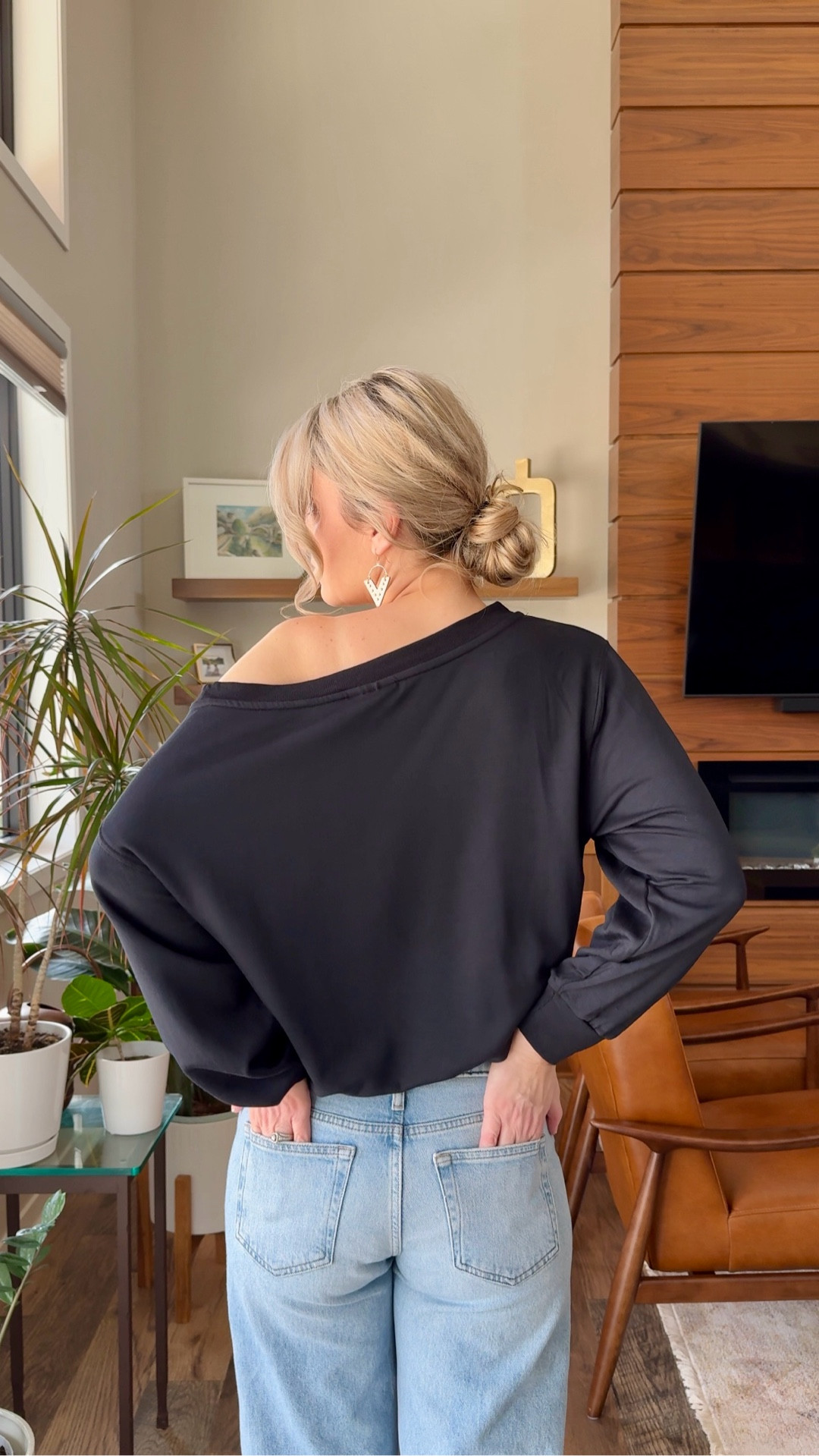 A slow, gray morning with tea and soft layers — cozy comfort at its best. ☁️✨
From quiet moments at home in deep blue to catching up over lunch in classic black, the Brooksville One Shoulder Sweatshirt by @seventyeightandsunny is all about effortless ease — made for real life, real style, and every mood in between.


#LTKStyleTip #LTKmomlife