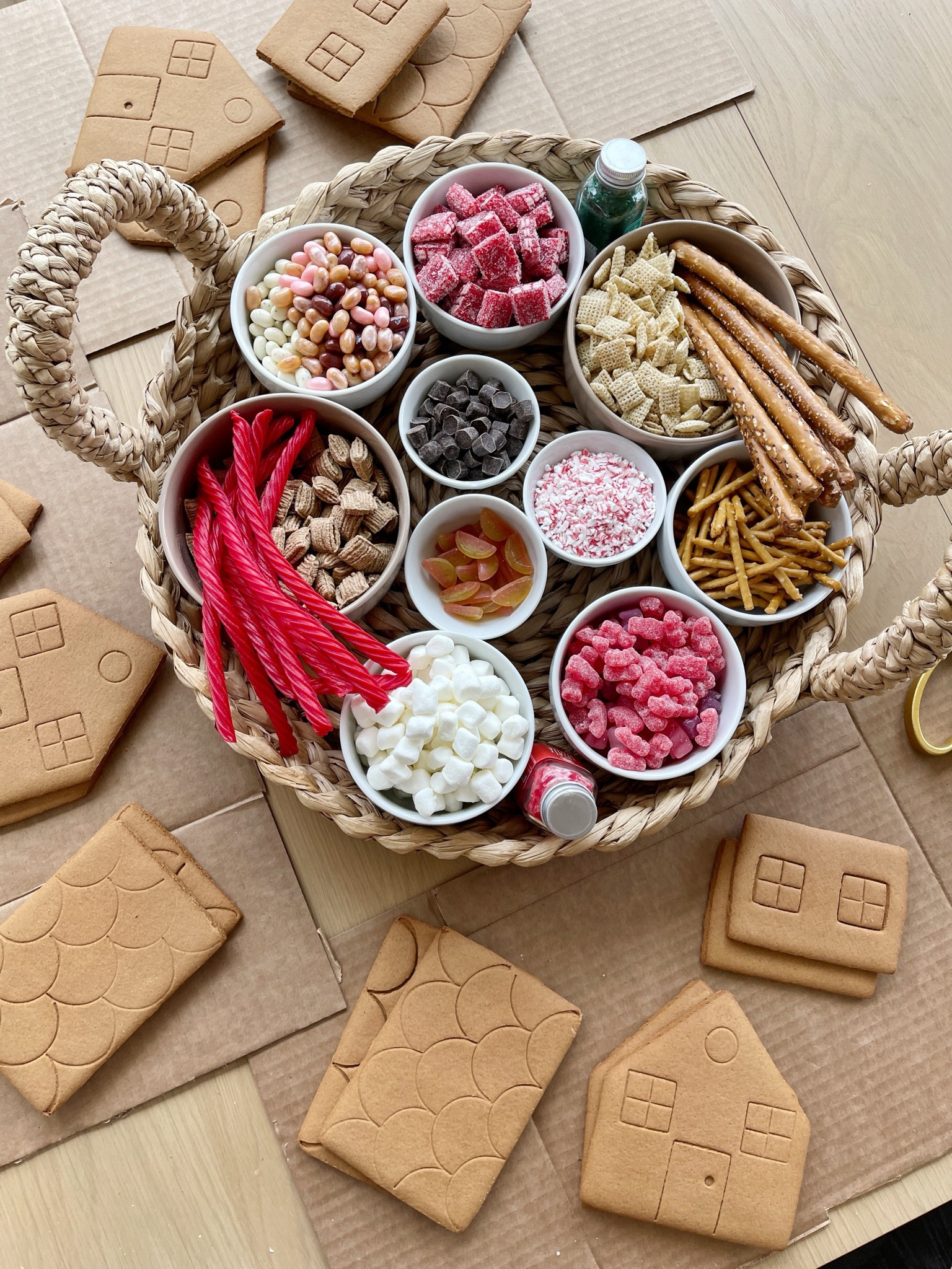 HOLIDAY \ gingerbread house decorating! $6 kit from Target!

Christmas decor 
Kitchen 

#LTKkids #LTKHoliday #LTKhome