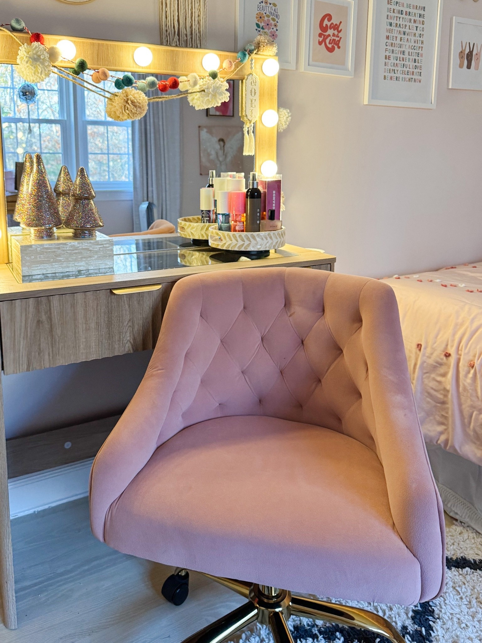 #ad Gifted this vanity to my daughter for her birthday! Already planning on gifting one to ME for the holiday 🤣🤣 @wayfair #wayfair #WinTheSeason #WayfairPartner 

