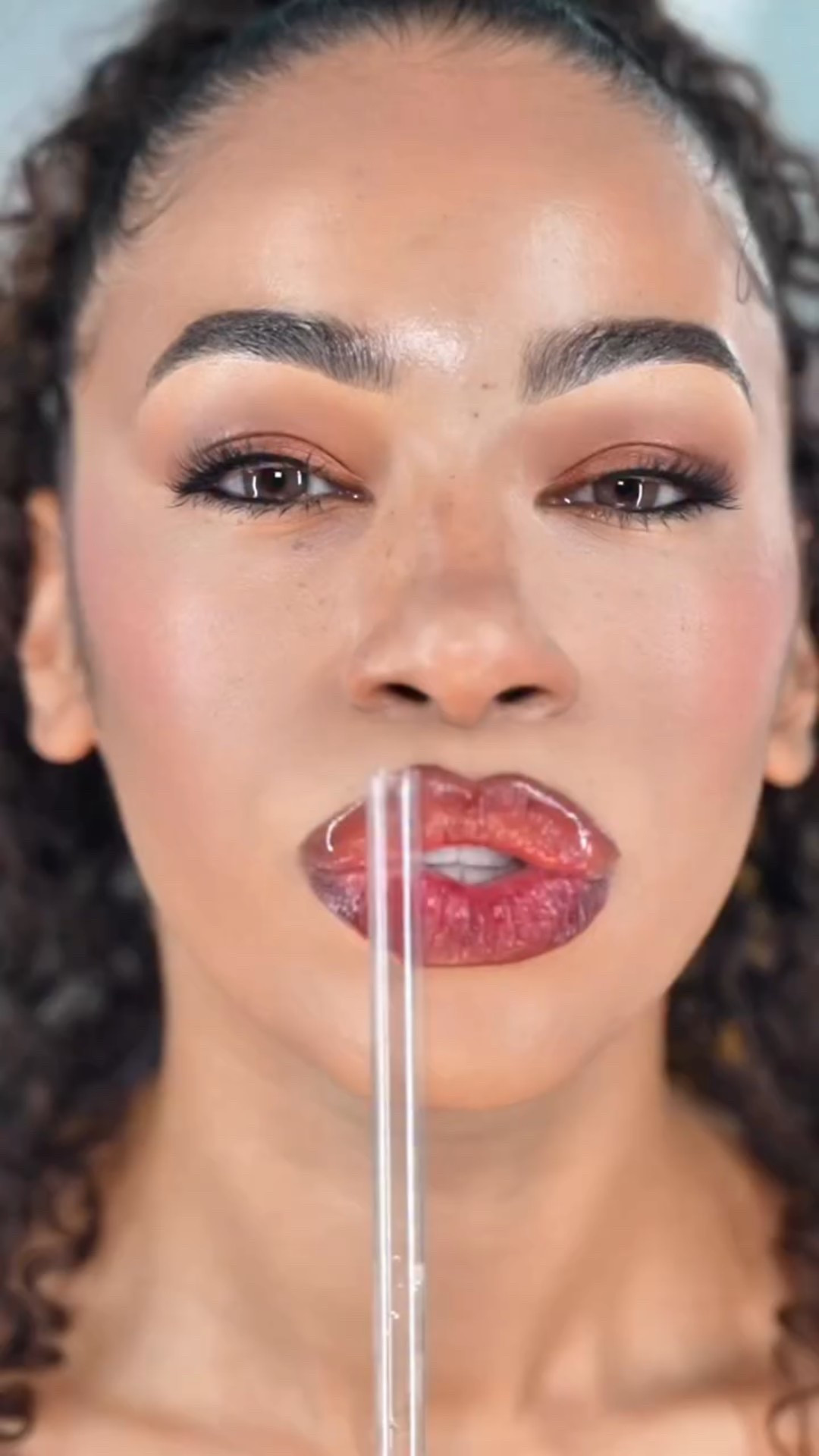 This lip stain does not move 🤞🏽❤️ would you try this? 
.
.
#makeuphacks #makeupvideos #makeuplooks