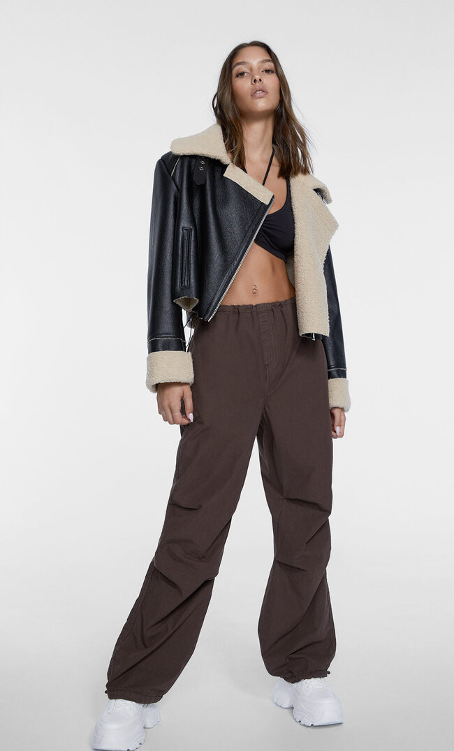 Mantel mit Details aus Lammfellimitat | Stradivarius DE