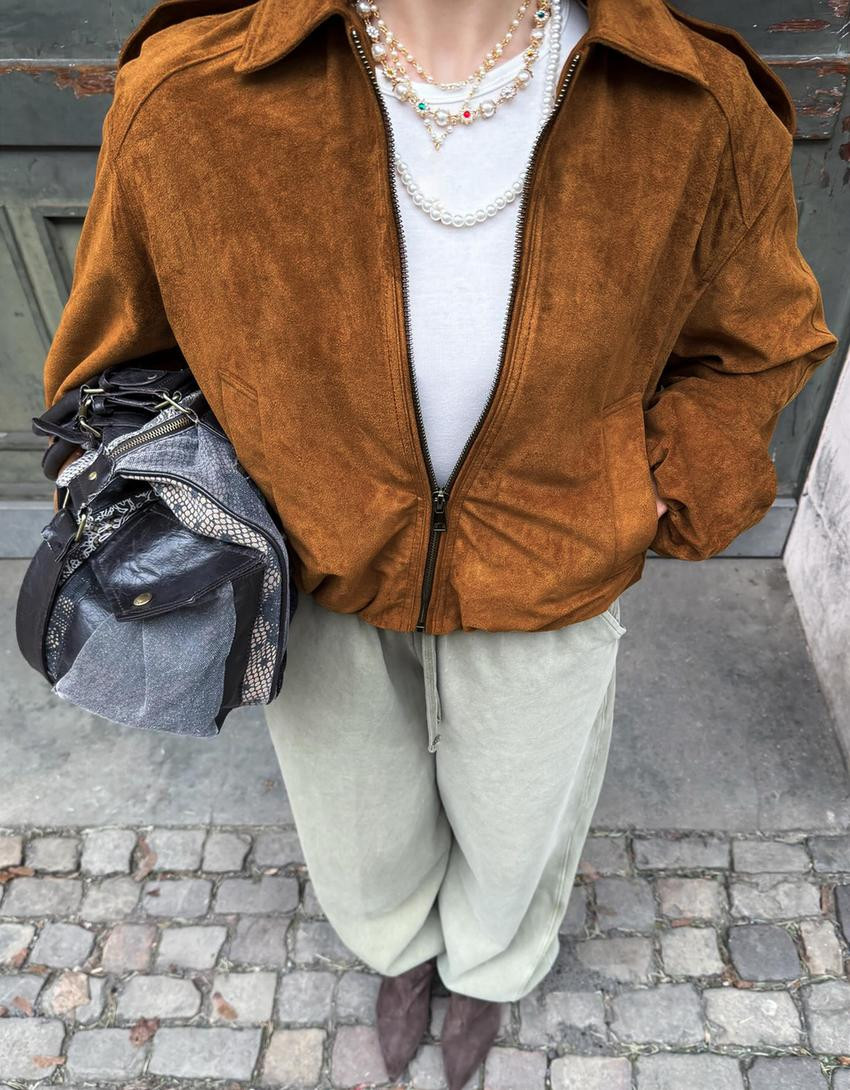 Jacke in Wildlederoptik mit Puffärmeln - Jacken und Trenchcoats - Damen | Bershka DE