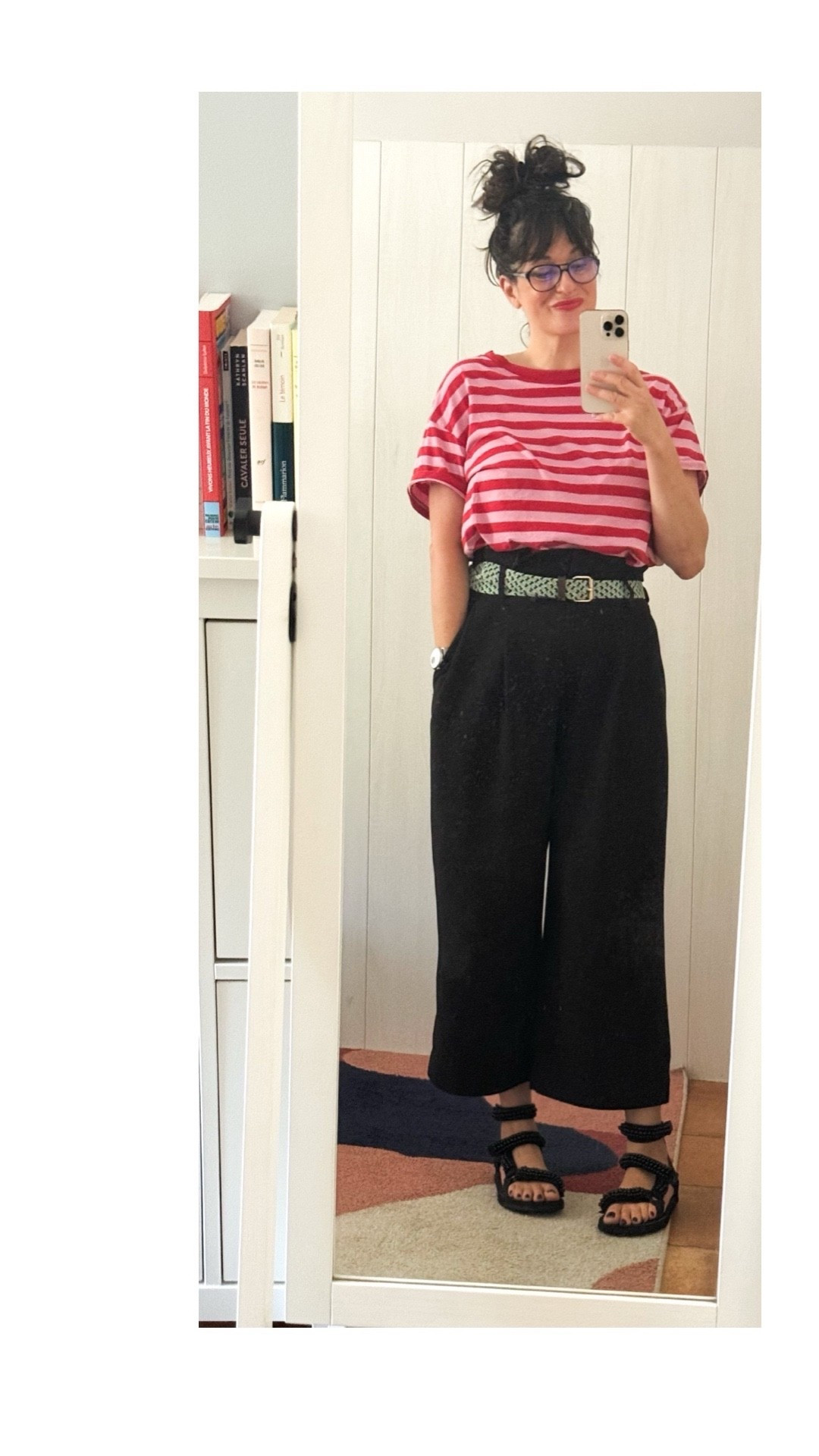 • Lunettes pilote #chanel 
• Top rayé #monki (j’ai coupé les manches)
• Ceinture vert pâle #BCBGmaxazria (similaire en lien)
• Pantalon taille haute noir #COS (similaire en lien)
• Sandales Trekky #arizonalove 
• Rouge à lèvres velvet #chanel 