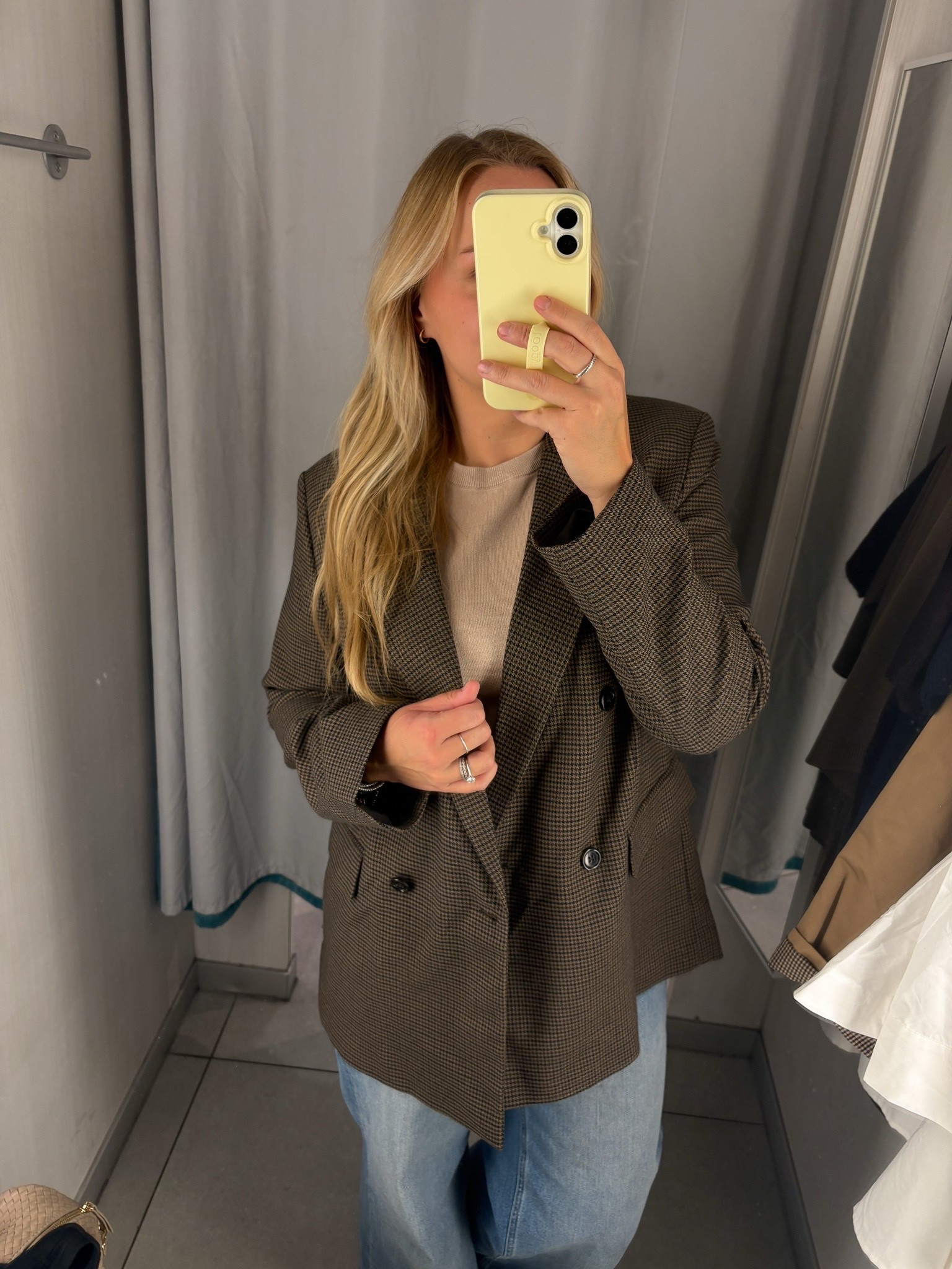 Fall blazer / plaid / plaid blazer / H&M
Wearing a medium, fits oversized. I might be able to do a small (normally a size 10)

#LTKMidsize #LTKWorkwear