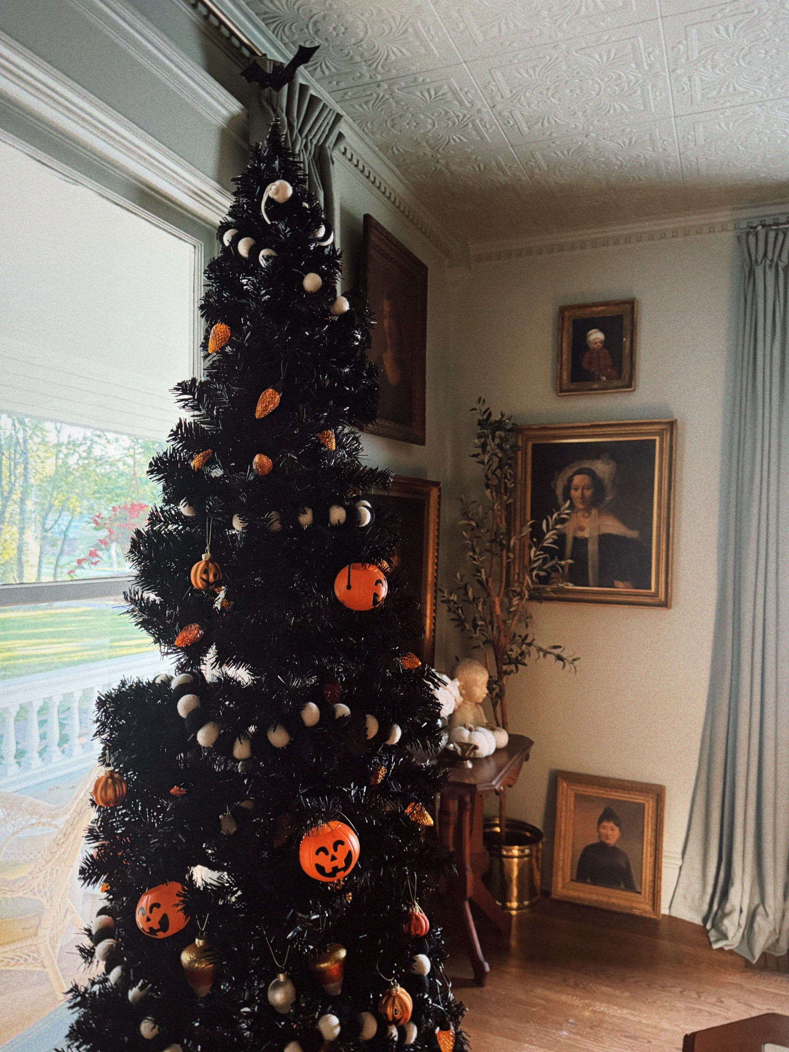 Halloween tree trimmings 🎃👻

#LTKHome #LTKSeasonal
