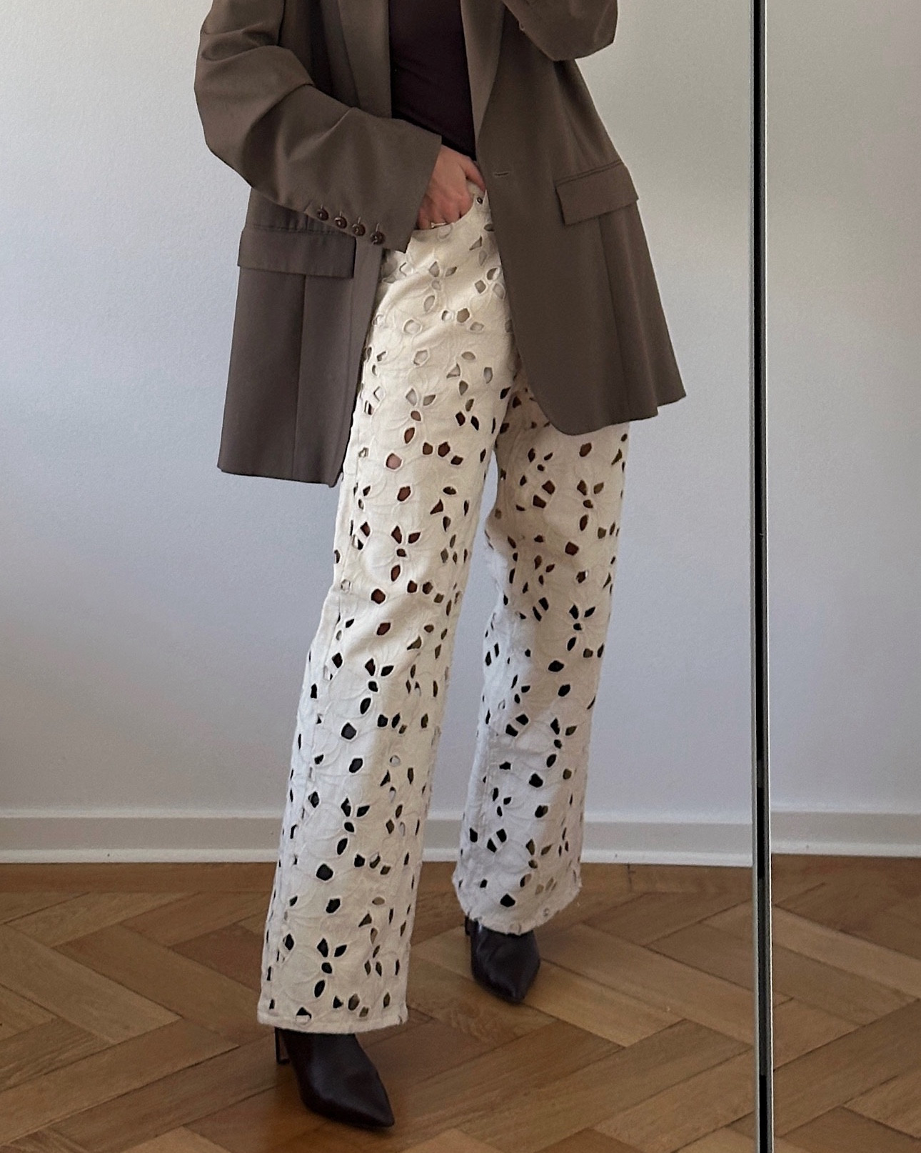 spring attire, wearing a white denim with broderie anglais, brown kneehigh boots and a brown oversized blazer 

#LTKeurope #LTKspring #LTKdeutschland