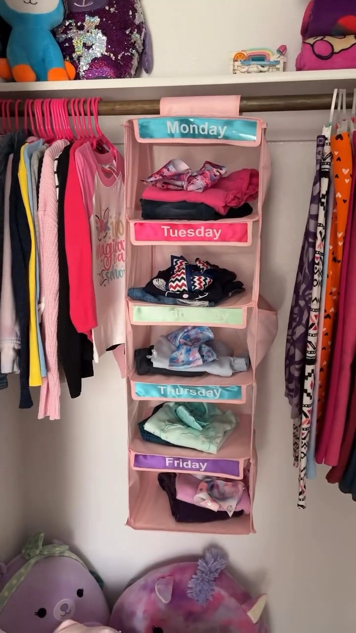 Estoy trabajando en la transformación de la habitación de mi hija Olivia 🌸 este organizador del clóset me va a ahorrar tiempo en las mañanas antes de ir a la escuela. Como mamá me gusta utilizar productos que me faciliten la vida y al mismo tiempo creen un nivel de independencia en mis hijas. Si tienes hijos pequeños, te recomiendo este organizador del clóset, para recibir el enlace escribe YO👇🏻