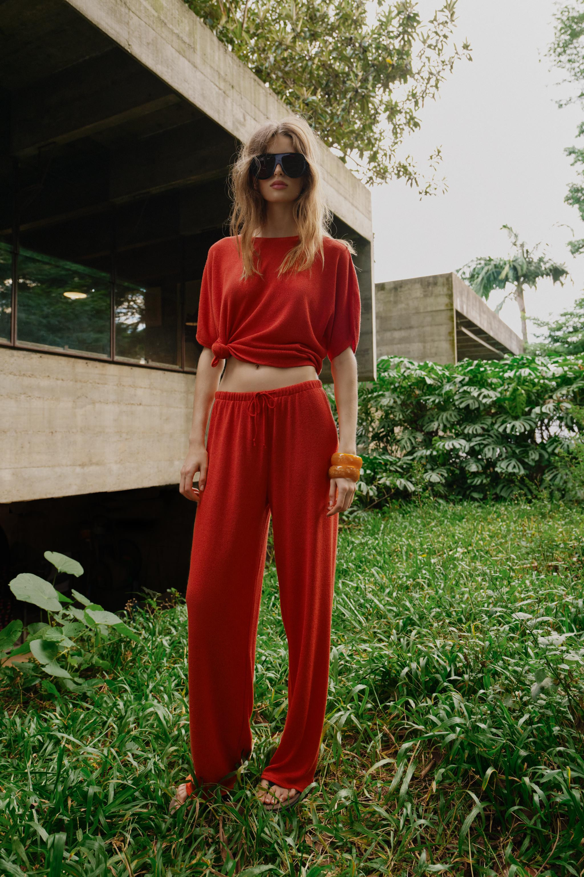 HOSE AUS FESTEM STOFF MIT WEITEM BEIN | Zara DE