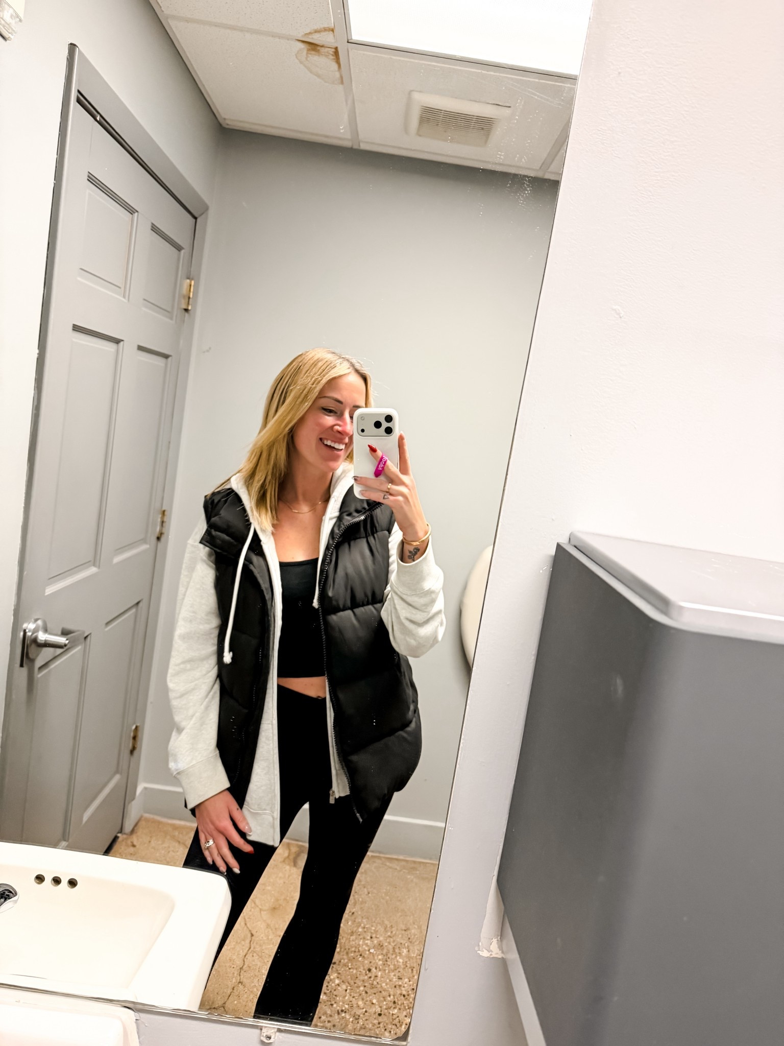 Soccer ma’am, outfit, outfits, and what to wear when it’s cold outside, cold weather mom style for sports games tournament weekends, Amazon black, oversized puffer vest