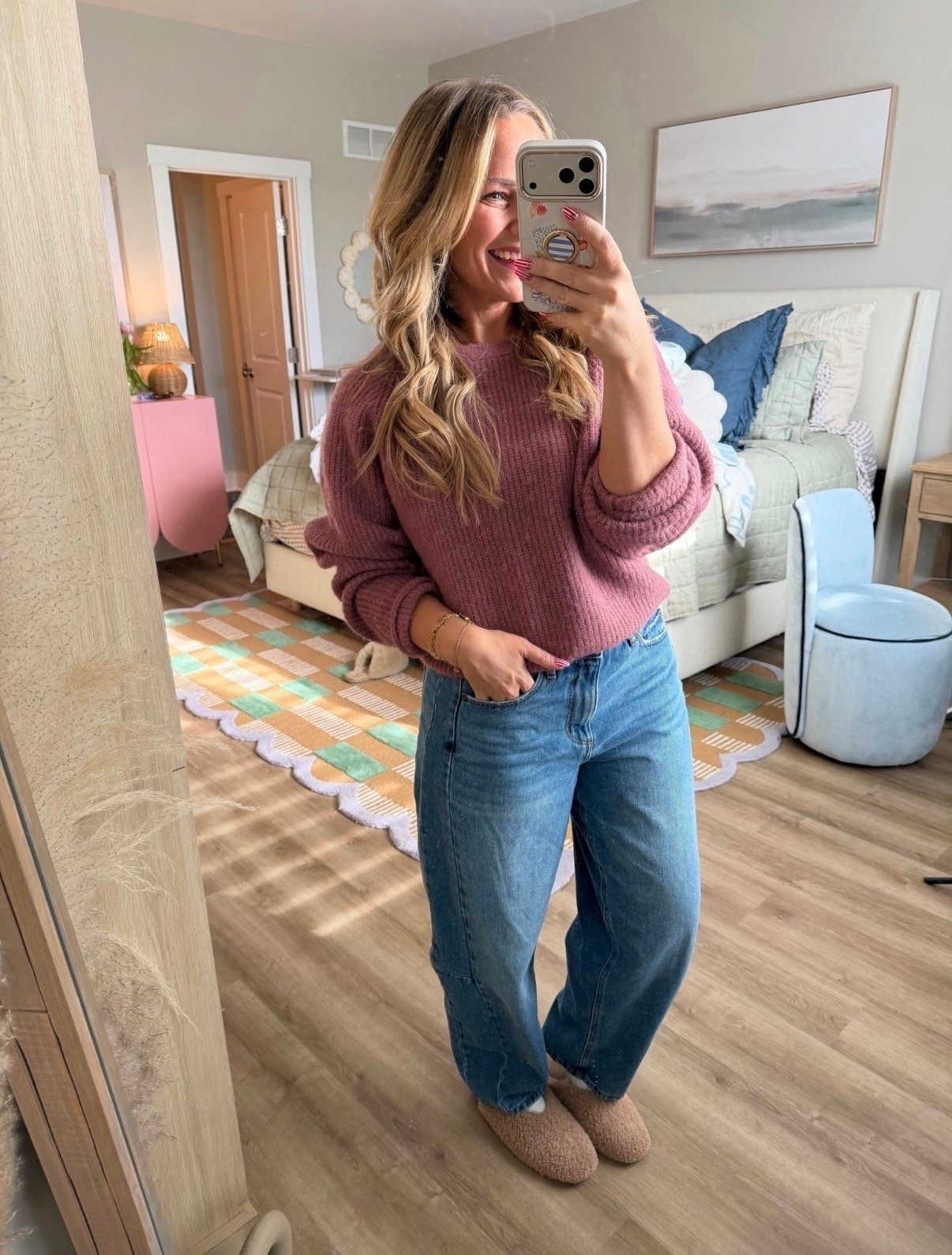 An easy everyday outfit you’ll reach for all season 🤍
The soft knit sweater pairs perfectly with relaxed-fit jeans for a comfy but put-together look.
