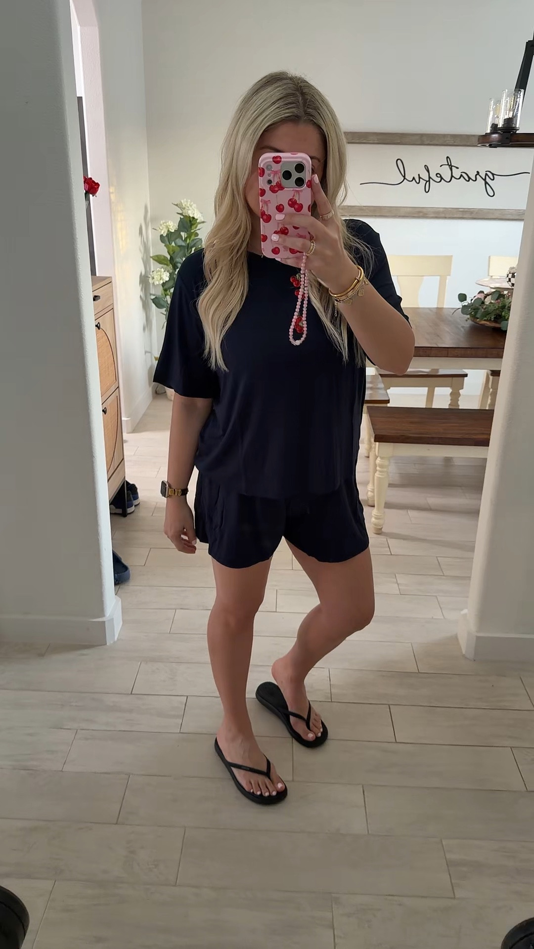 Softes pajama set
Size m
Flip flops tts feels like a yoga mat