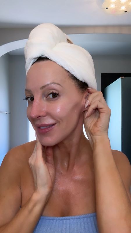 #GiftedByITCosmetics IT Cosmetics just launched their brand new Hello Sunshine 3-in-1 Invisible SPF 50 Sunscreen for a lightweight, non-greasy, invisible SPF 50. That's also a hydrating serum with Pro-Vitamin B5 & Hyaluronic Acid and makeup primer in one! It looks like it's going to leave a white cast but melts into skin to leave a color free glow that doesn't pill under makeup.
@ITCosmetics, #ITCosmetics, #HelloSunshine, #SkinsBestFriend


#LTKtravel #LTKVideo #LTKbeauty