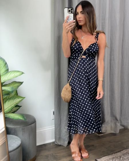 Absolutely obsessed with this navy pinstripe dress it is so classy and perfect for any occasion this summer, including Fourth of July or guest of a wedding - SUMMER25 @vicidolls