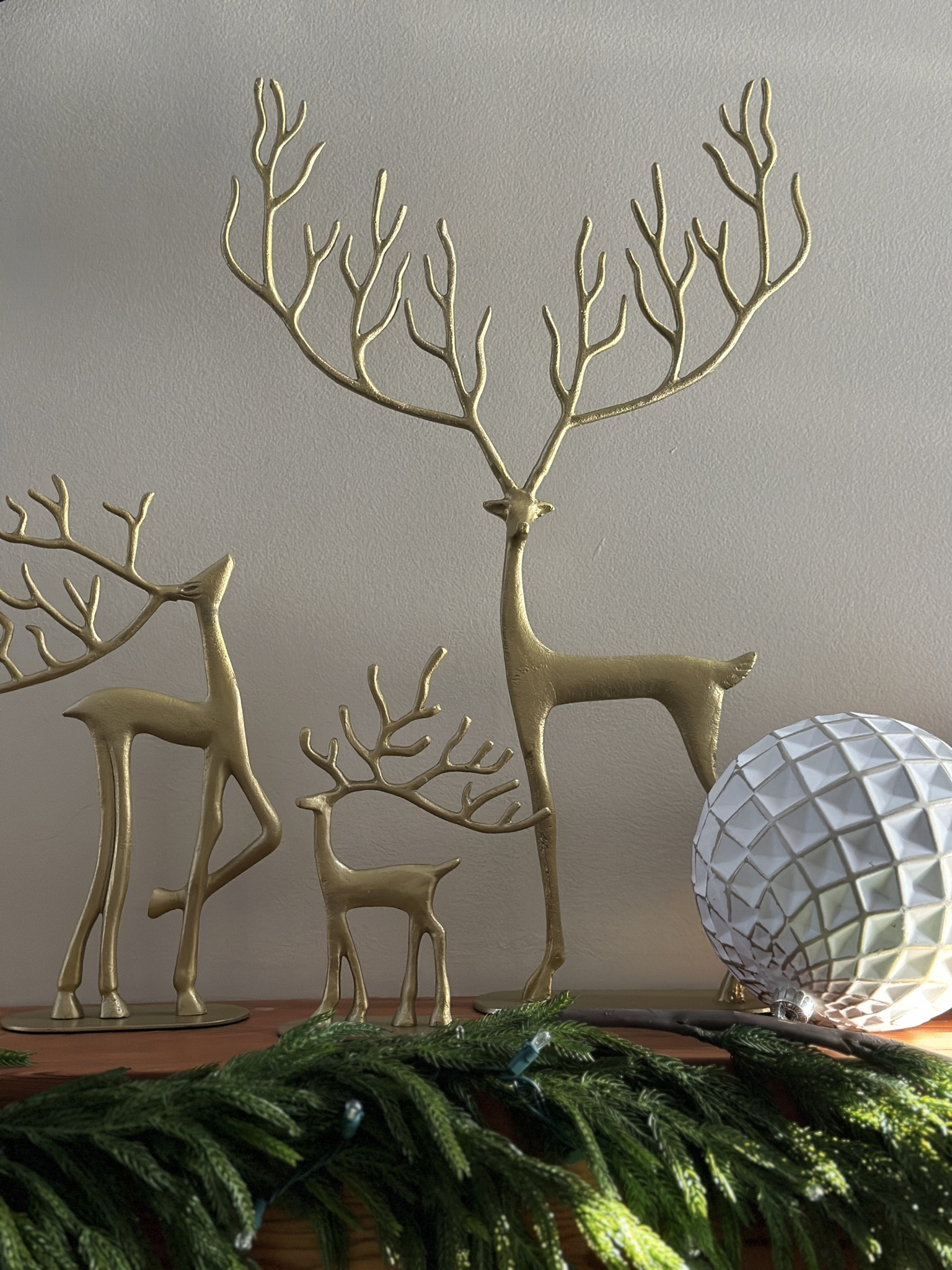 Holiday mantel décor inspiration ✨

Reindeer sculpture // viral reindeer // brass reindeer // Norfolk pine Garland // realistic Christmas Garland // fireplace mantel decor // Christmas decor // large Christmas balls // fairy lights

#LTKfindsunder100 #LTKHoliday #LTKhome
