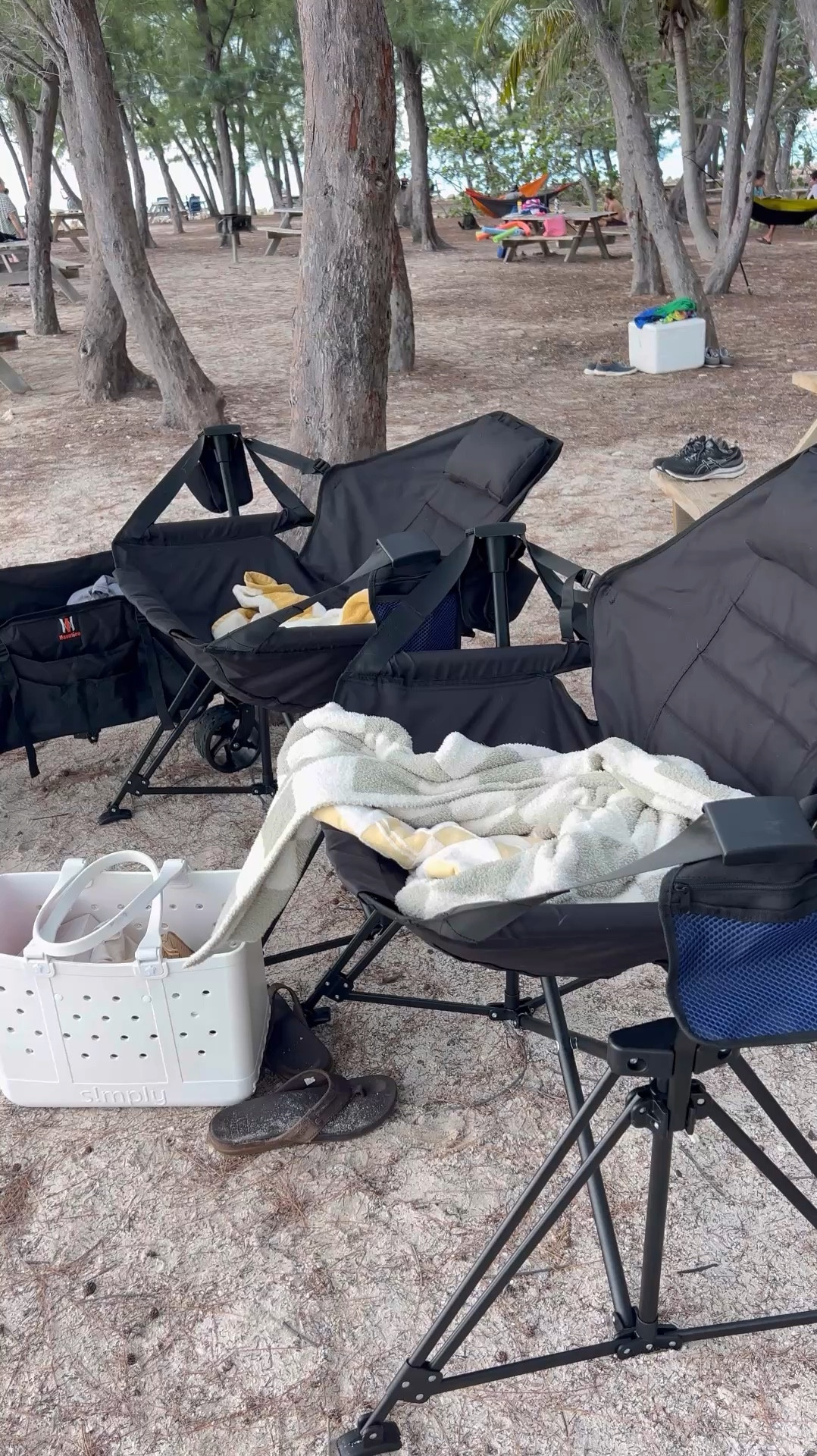 Our new beach chairs 🌴 they are a bit bulky so not ideal if you have a long walk to the beach, but we throw them in our wagon and it’s perfect. Sooo comfy, I could sit here and read all day! ☀️ 