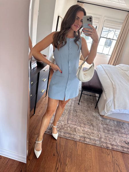 This dress just screams spring! I love that you can dress it down with sneakers or dress up with heels. I'm wearing a size S. Sneakers fit TTS!  