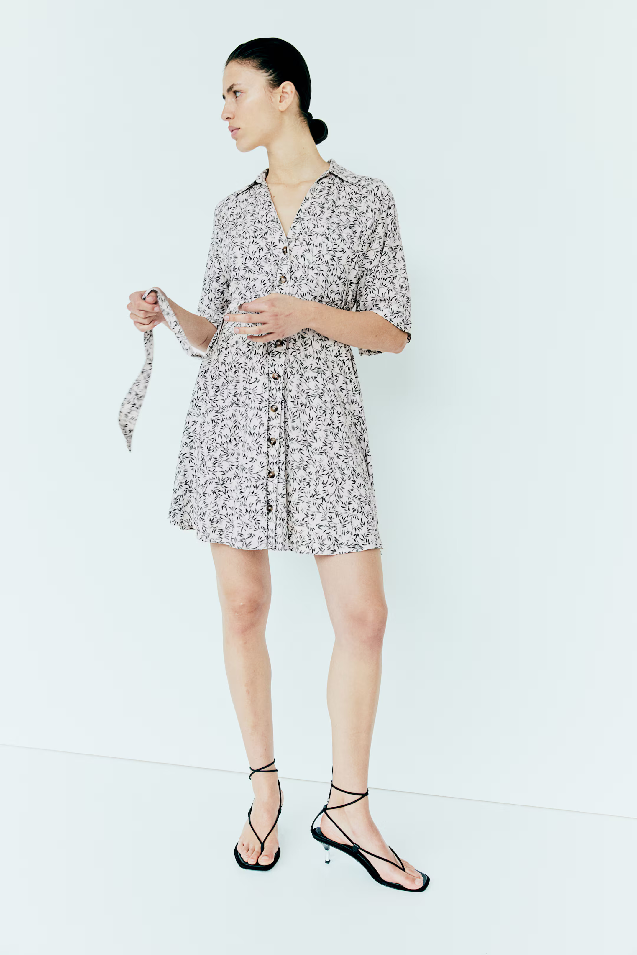 Blusenkleid mit Bindegürtel | H&M (DE, AT, CH, NL, FI)