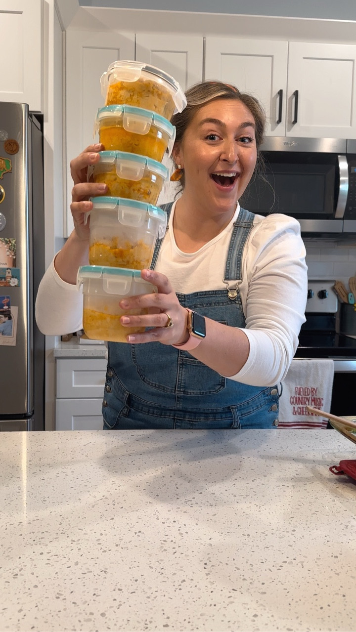 My go-to protein packet Buffalo Chicken Dip!! 

Headband courtesy of @headbandsofhope and @jess_ekstrom 

#thearthurs #arthurfarmhouse #sunshinekitchen #cookingwithsunshine #sweetbabyrays #homecooking #highprotein #buffalochickendip