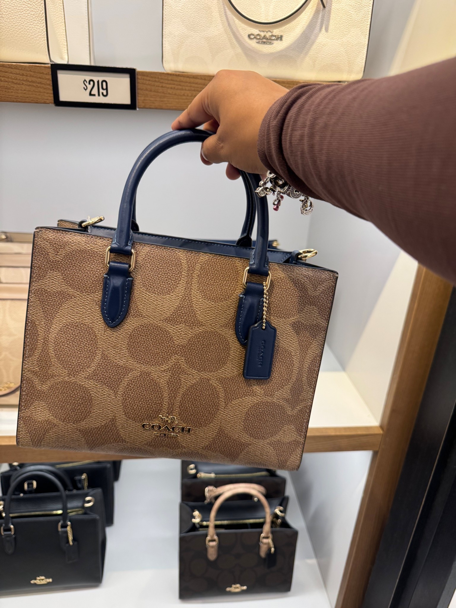 It’s something about the big Coach C’s

This Maggie bag is a perfect gift idea 

I love the signature style 


#coach #coachoutlet #maggiebag #purse #womensworkbag #ltkfind #coachfind 

#LTKPetite #LTKStyleTip #LTKWorkwear