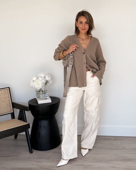 Styling the cashmere cardigan with my cargo pants (still stocked on one of the comfiest) tts/25


#LTKshoecrush #LTKitbag #LTKstyletip