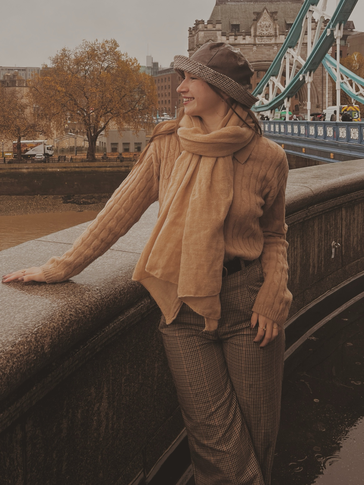 Brown cable knit polo 
Brown scarf
Fake leather bucket hat
Checkered trousers

Light academia 
Light academia outfit 
Light academia style 
Light academia aesthetic 
Neutral outfit 
Autumn outfit 
Autumn fashion 
Autumn fashion inspo

#LTKU #LTKSeasonal #LTKFindsUnder50