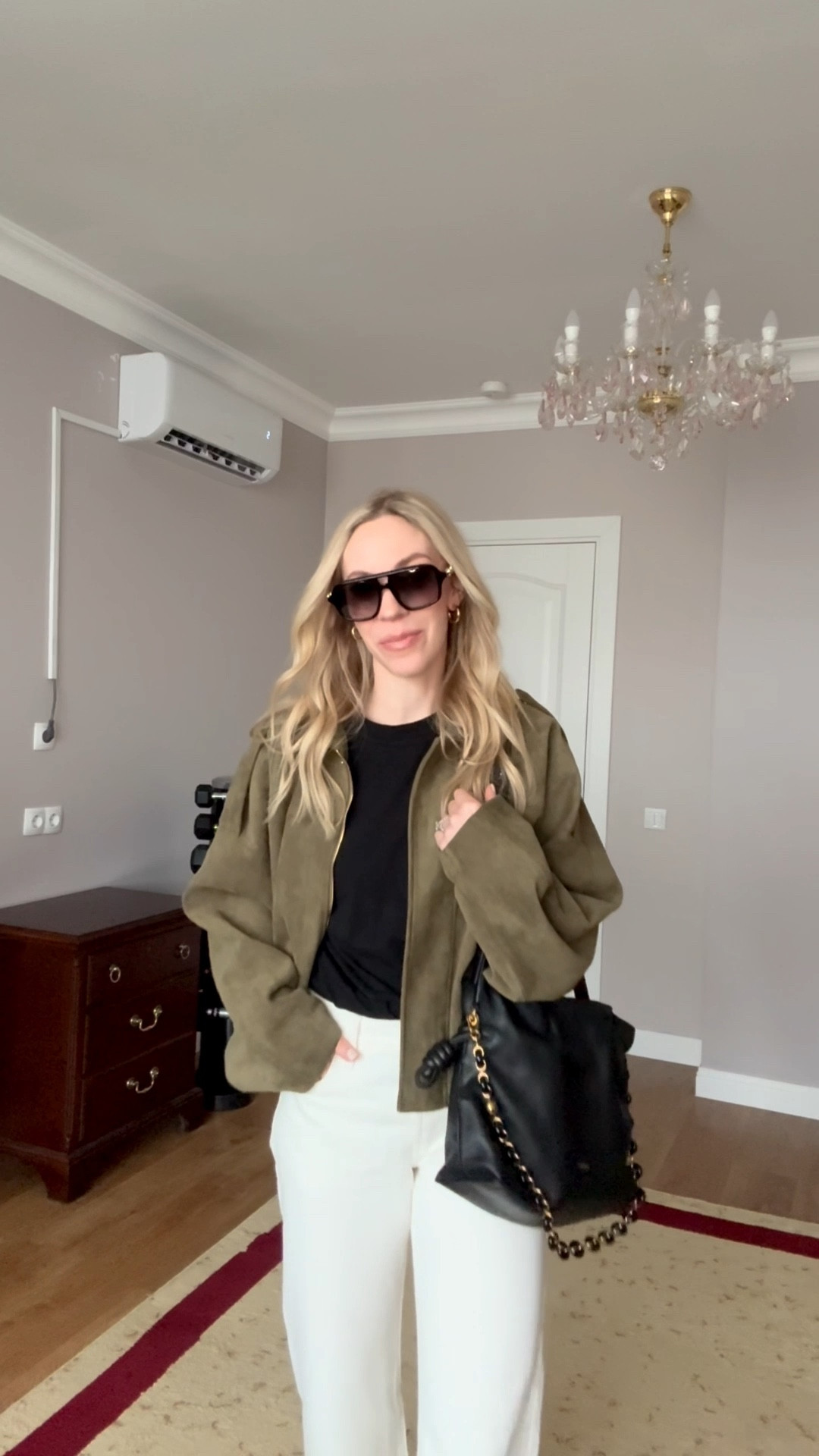 
My white jeans are on sale 30% off!

Spring casual outfit, @Zara faux suede bomber jacket, @Levi's white 90’s baggy ankle jeans, Loewe Flamenco pouch handbag, Gucci aviator sunglasses 

#LTKdayinmylife #LTKSaleAlert #LTKootd