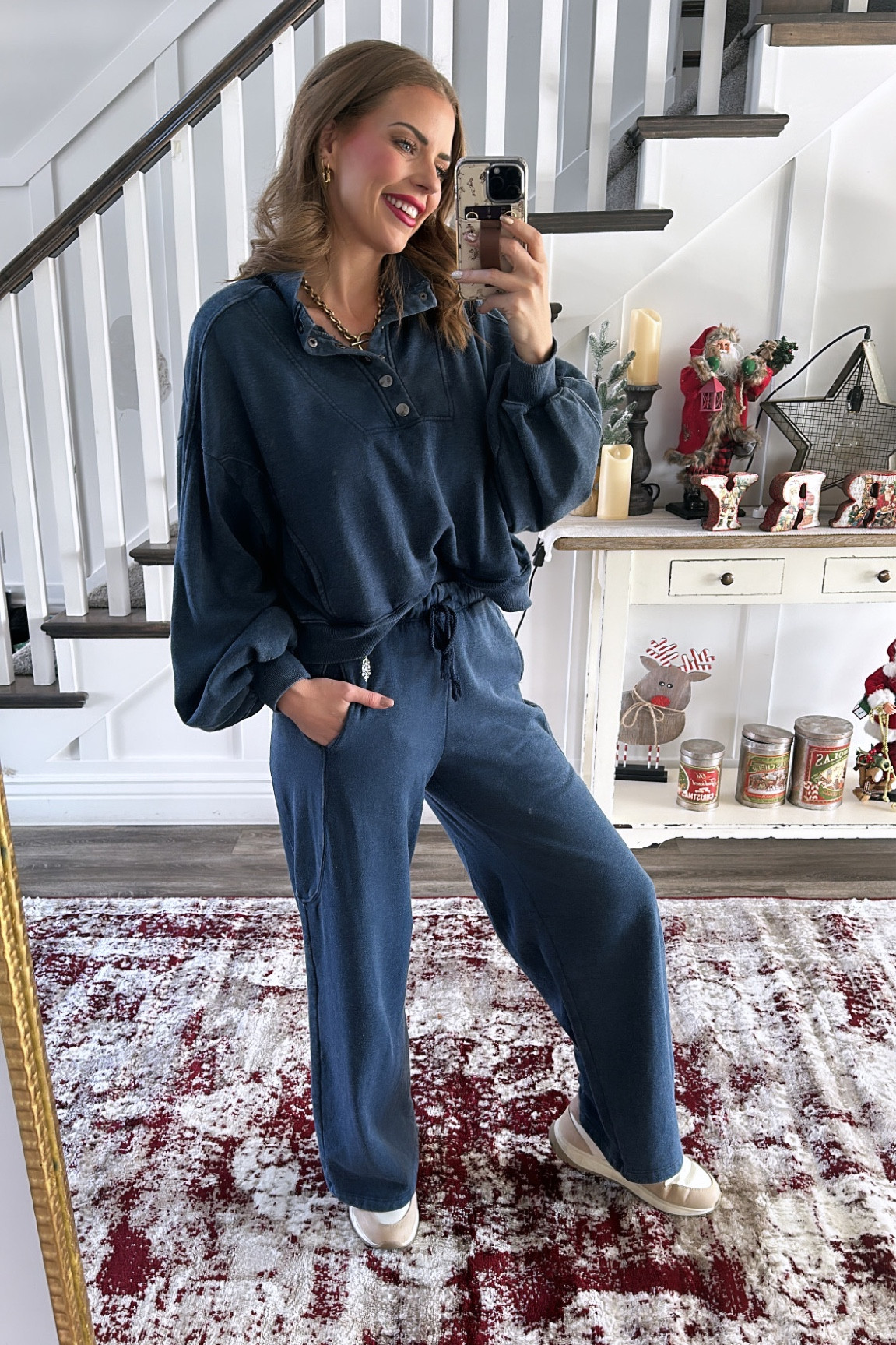 Another free people set for the win! So comfortable! I love the fabric! It’s so cozy! 
Wearing a small. Size up if you want it more oversized 