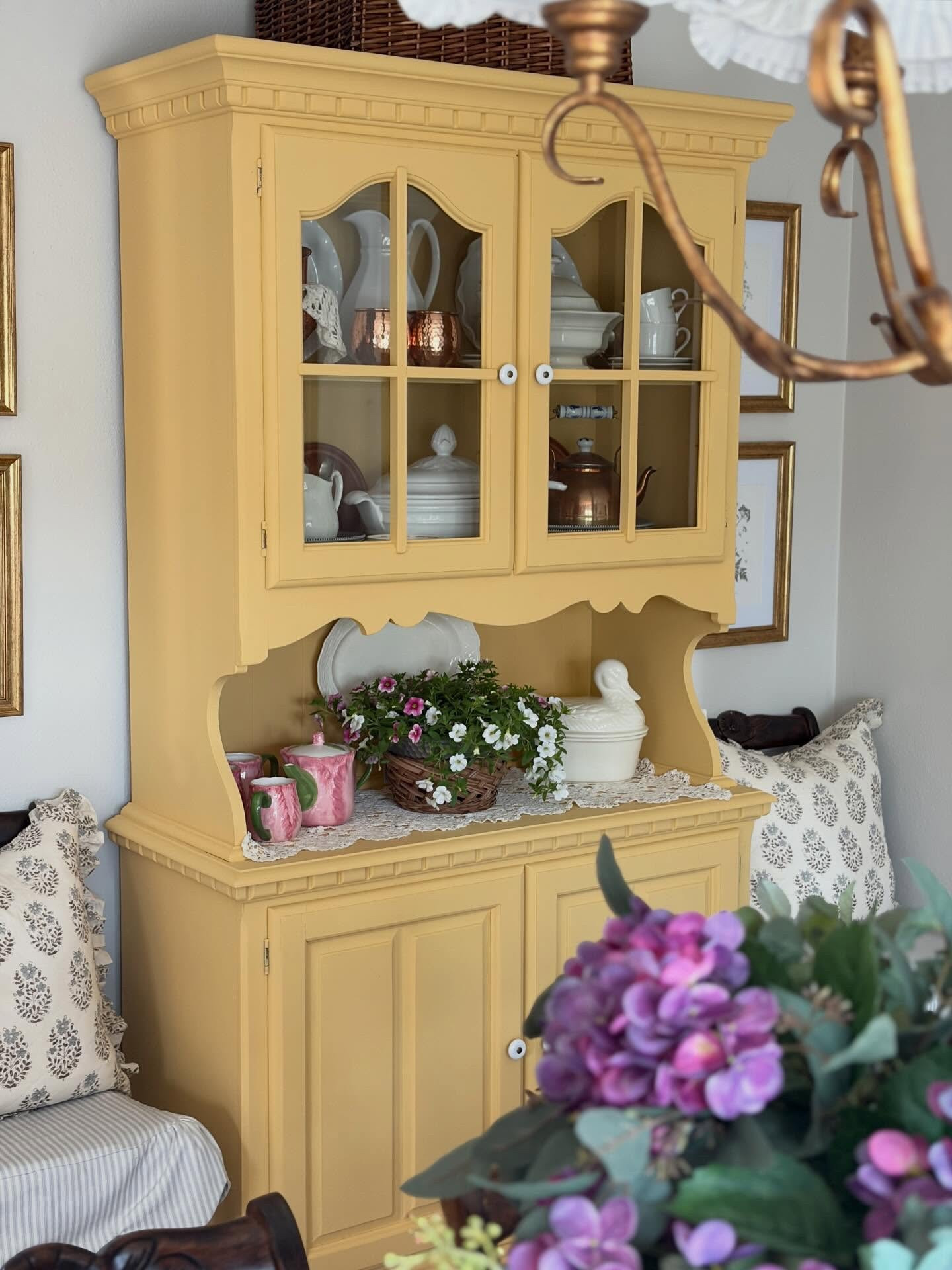 I worked on a little project this weekend. The Gish Cottage is creeping into the spring season a bit brighter this year. Want to brighten up a room but still keep it cozy? Add a warm yellow to your color palette 🤌🏻

#cottage #englishcottage #furnitureproject #cottagecore #frenchcountrystyle