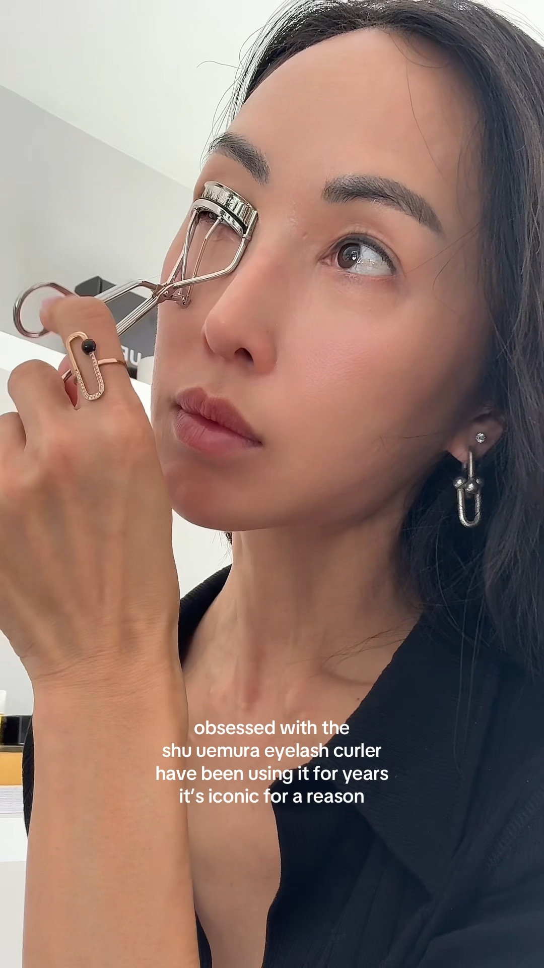 @shuuemura’s eyelash curler is iconic for a reason — the hold lasts all day. I use it daily and never travel without it 🖤 #Ad, #shuuemura #ultime8, #paidlink, #asiano1eyelashcurler
