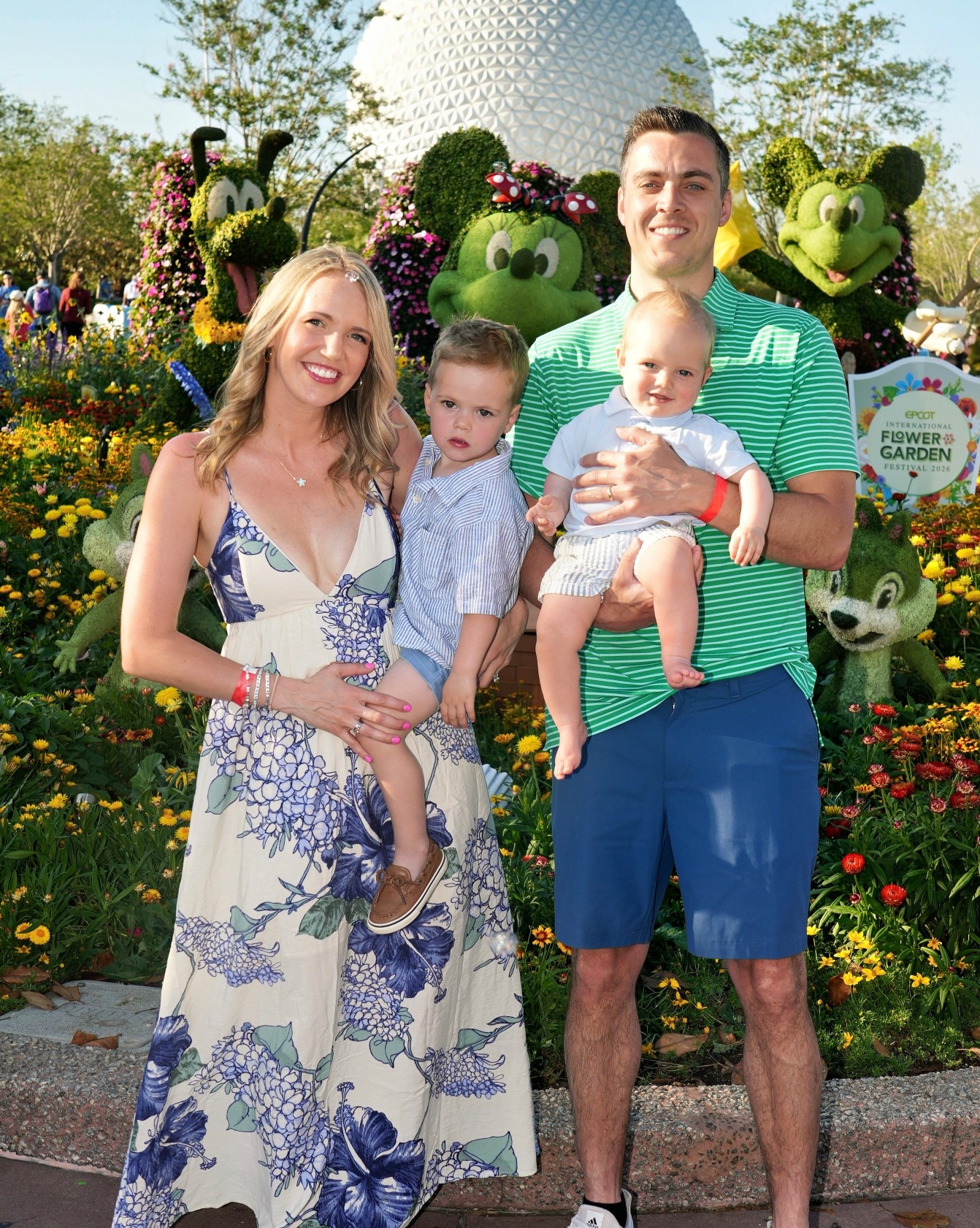 Summer dress that’s breastfeeding friendly and no bra needed. Perfect for a cookout, grad party, cocktail event, dress up for a wedding

#LTKdayinmylife #LTKmomlife #LTKSaleAlert