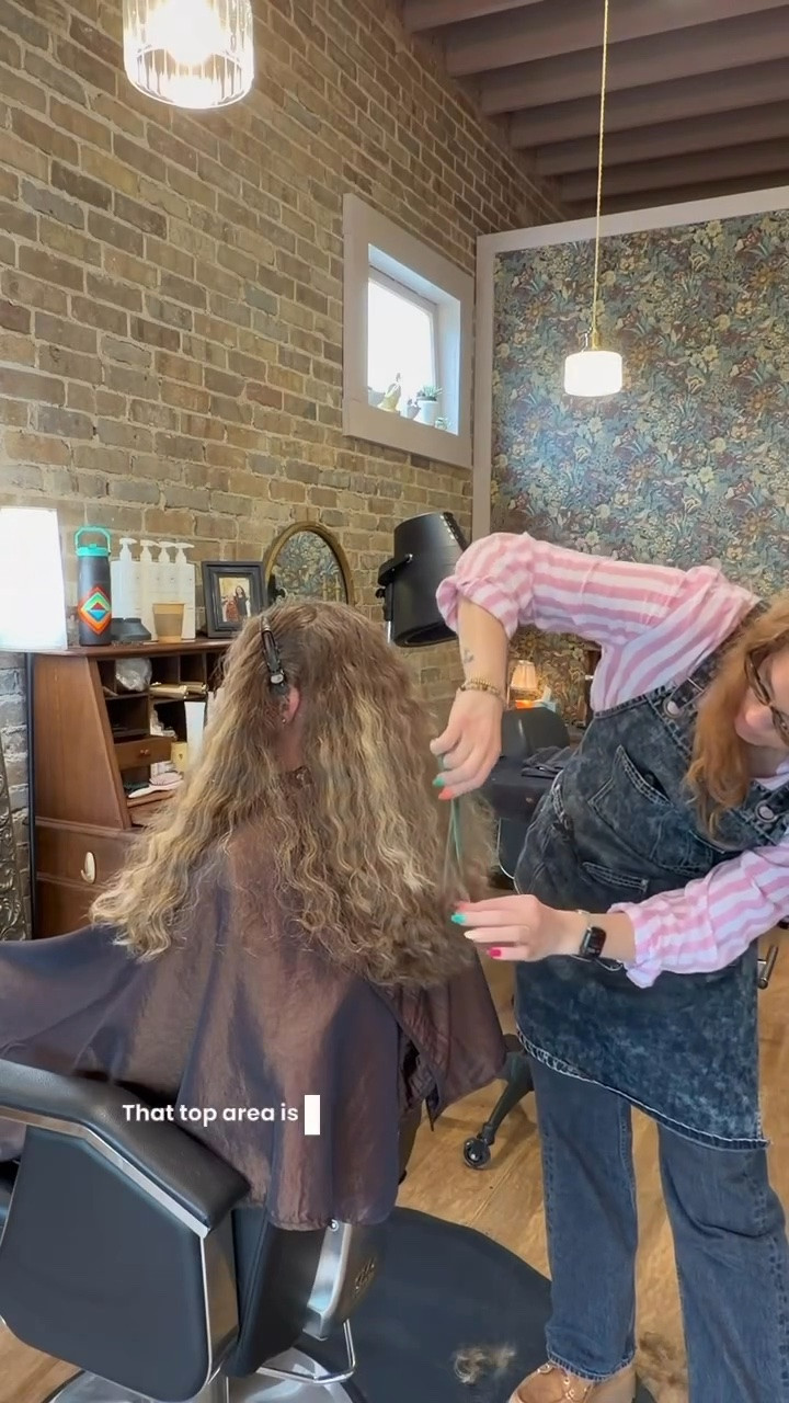 Let’s breakdown how I soften layers on a curl cut. #curlcut #curlspecialist #ohiocurlyhair #curlyhairroutine