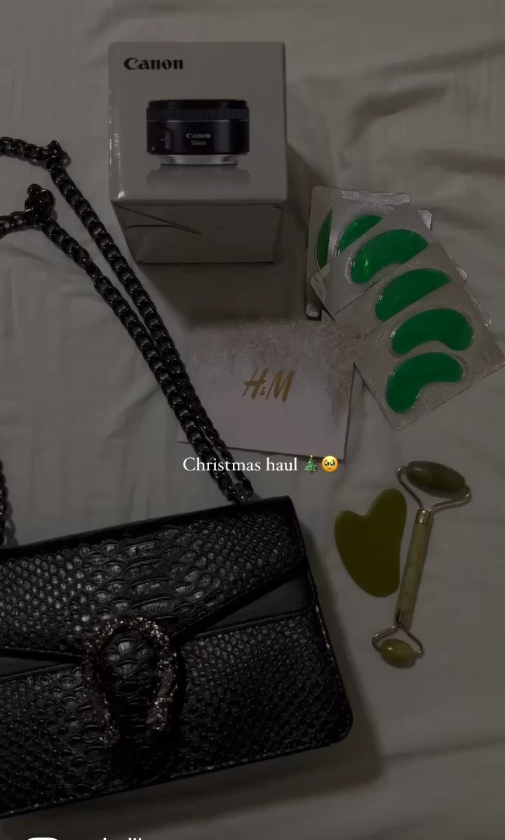 Christmas haul 2022, loved everything so much. Handbags, skincare, body mists, camara lenses, giftcards, H&M etc





#LTKunder50 #LTKGiftGuide #LTKHoliday