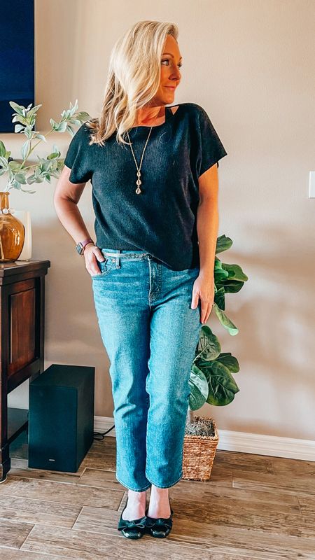 Madewell Mid-rise Perfect Vintage Jeans & a comfy short sleeve sweater if the perfect fall outfit! Throw in a pair of ballet flats with a bow and it makes for a perfect day 🤍

Cowrie shell necklace 
Black short sleeve sweater 
Thin black belt 
Ankle jeans
Black flats

#LTKxMadewell #LTKover40 #LTKsalealert