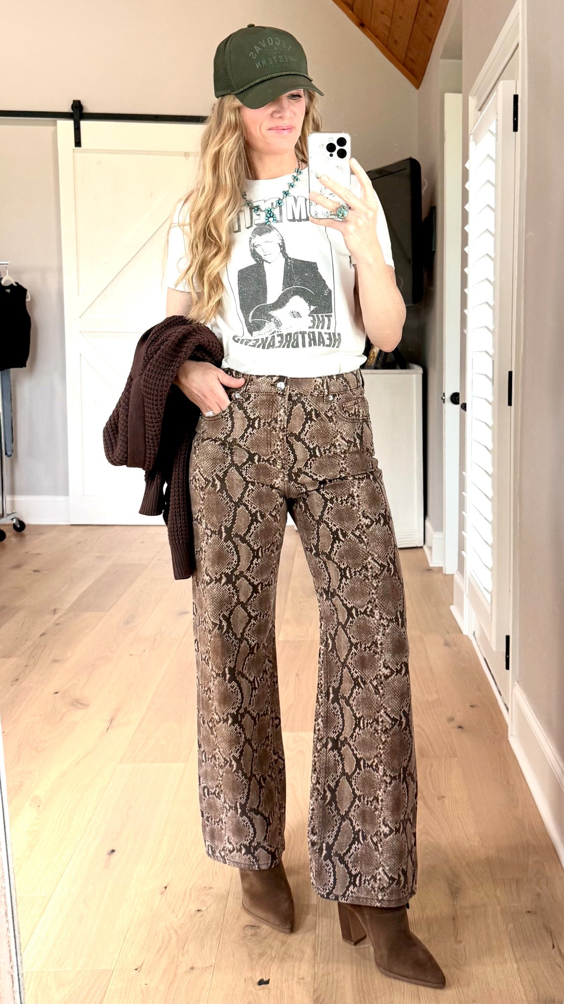 Casual date night outfit


Size reference 5’ 9” 140 lbs

Graphic tee - small (old gap)

Snakeskin pants - 6 (normally a 27)

Western mules - sized up

Oversized cardigan - large 

🔍western style. Country concert outfit. Western chic. Western outfit. Country style outfit. Cool pants outfits. 

#LTKFindsUnder50 #LTKSaleAlert #LTKStyleTip