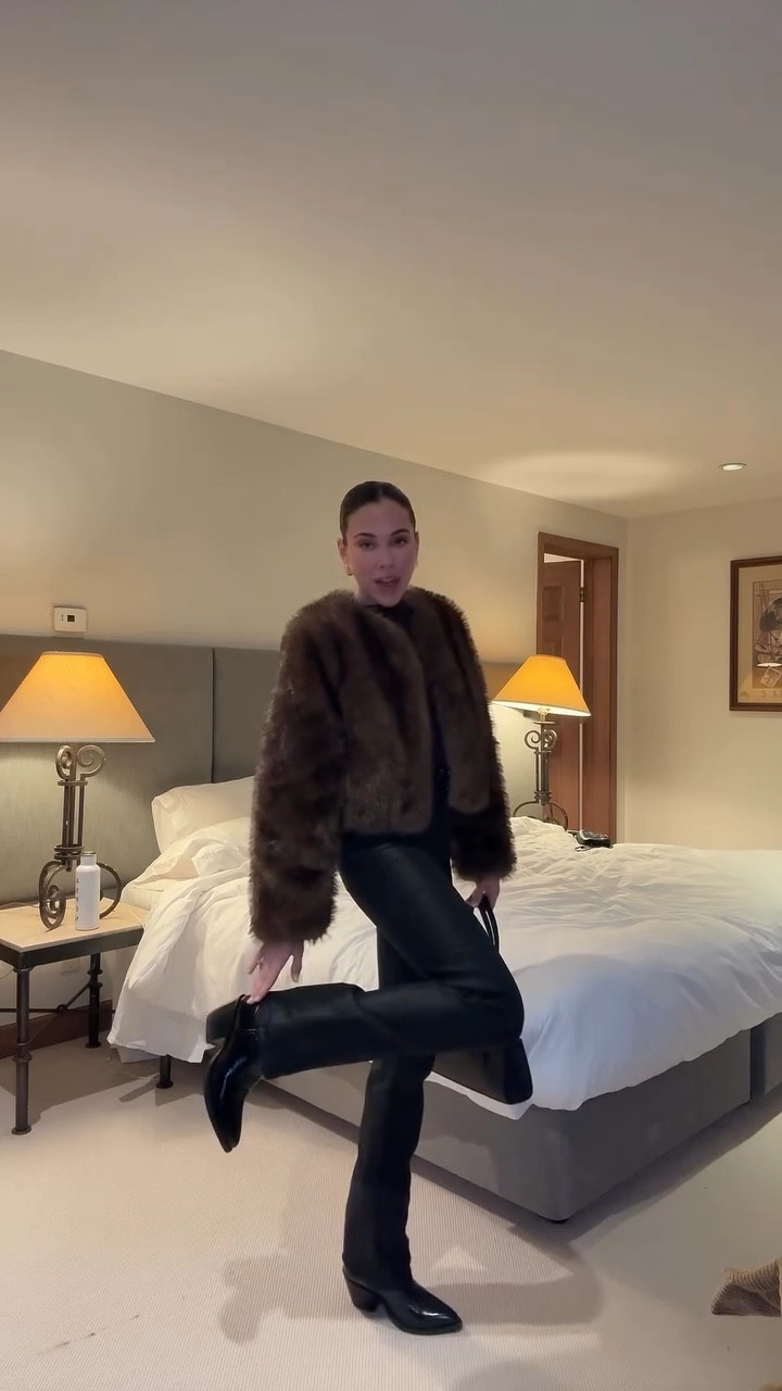 My outfit for our second night out here in aspen!! 🏔️