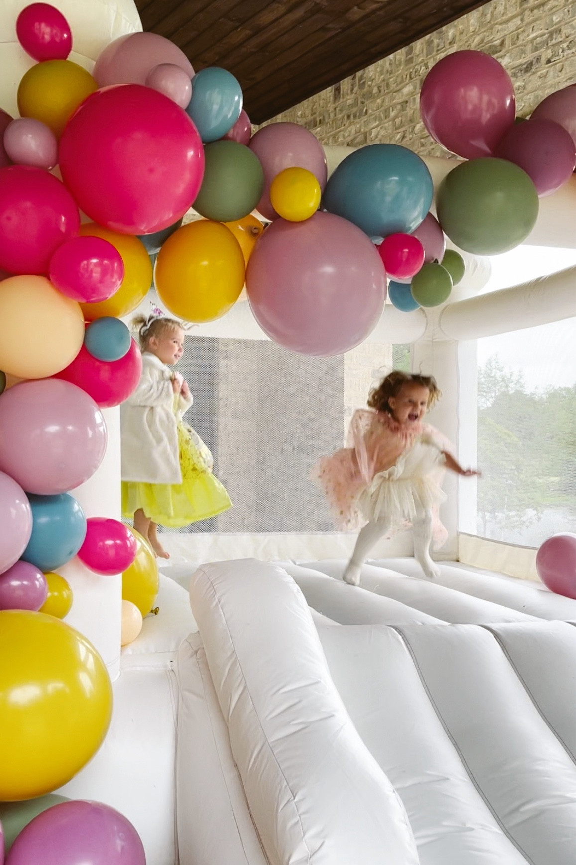 This is my third or fourth balloon garland to make, and this is definitely my new favorite place to order from! Good balloons, great instructions and videos with tips and different methods, BUT best part is they send all sorts of things to help hang the balloon garland 🙌🏼🙌🏼

Our bounce house is from Mini Castles and is the best of two that we’ve had! It pays for itself after using for two parties instead of renting🙌🏼