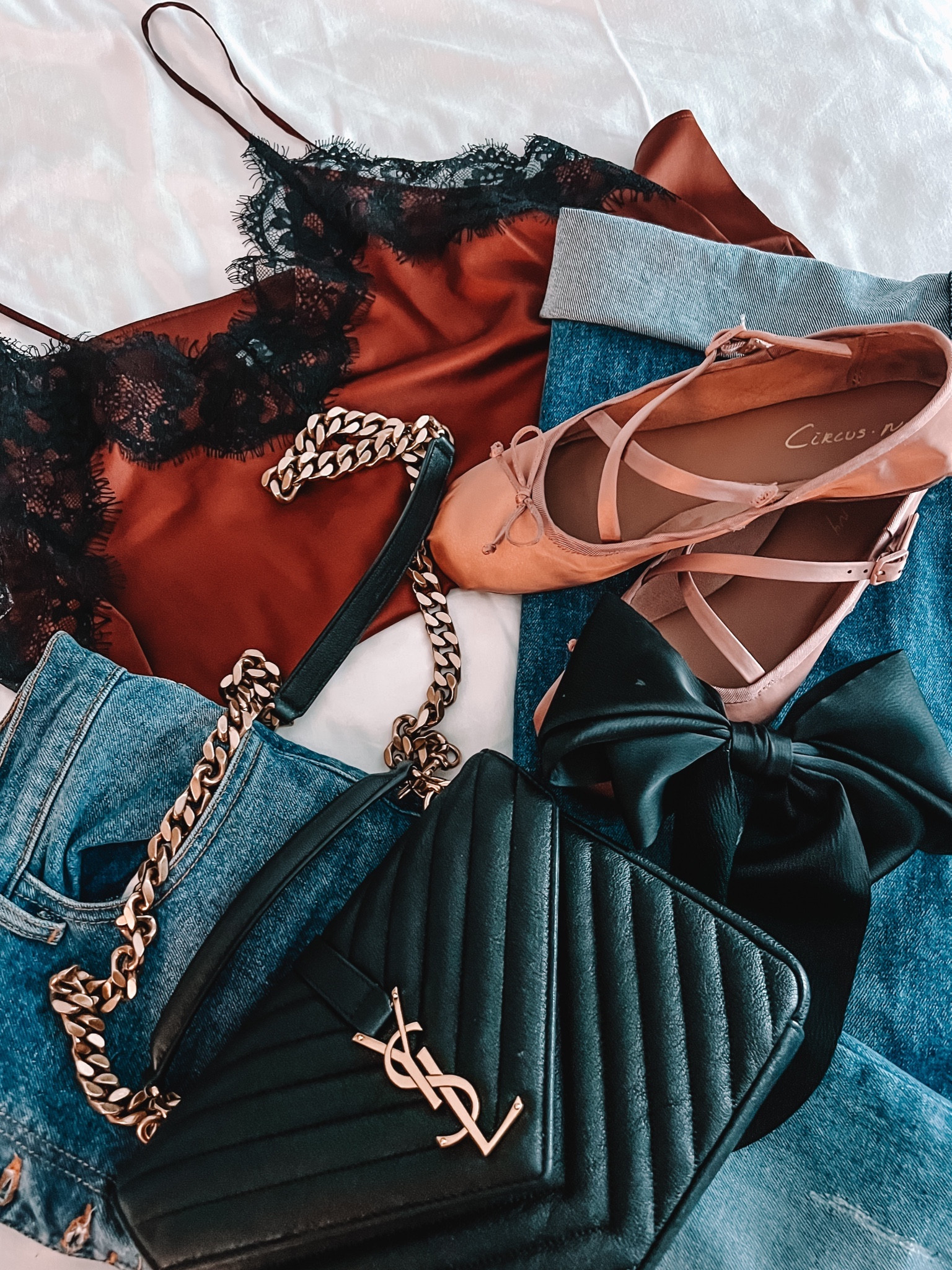 My current most worn fall outfit! Wide leg jeans, satin cami, ballet flats and my top handle bag. Steal my look 🖤🫶🏼
.
.
.
#jeans #falloutfits #familyoutfits

#LTKtravel #LTKshoecrush #LTKitbag