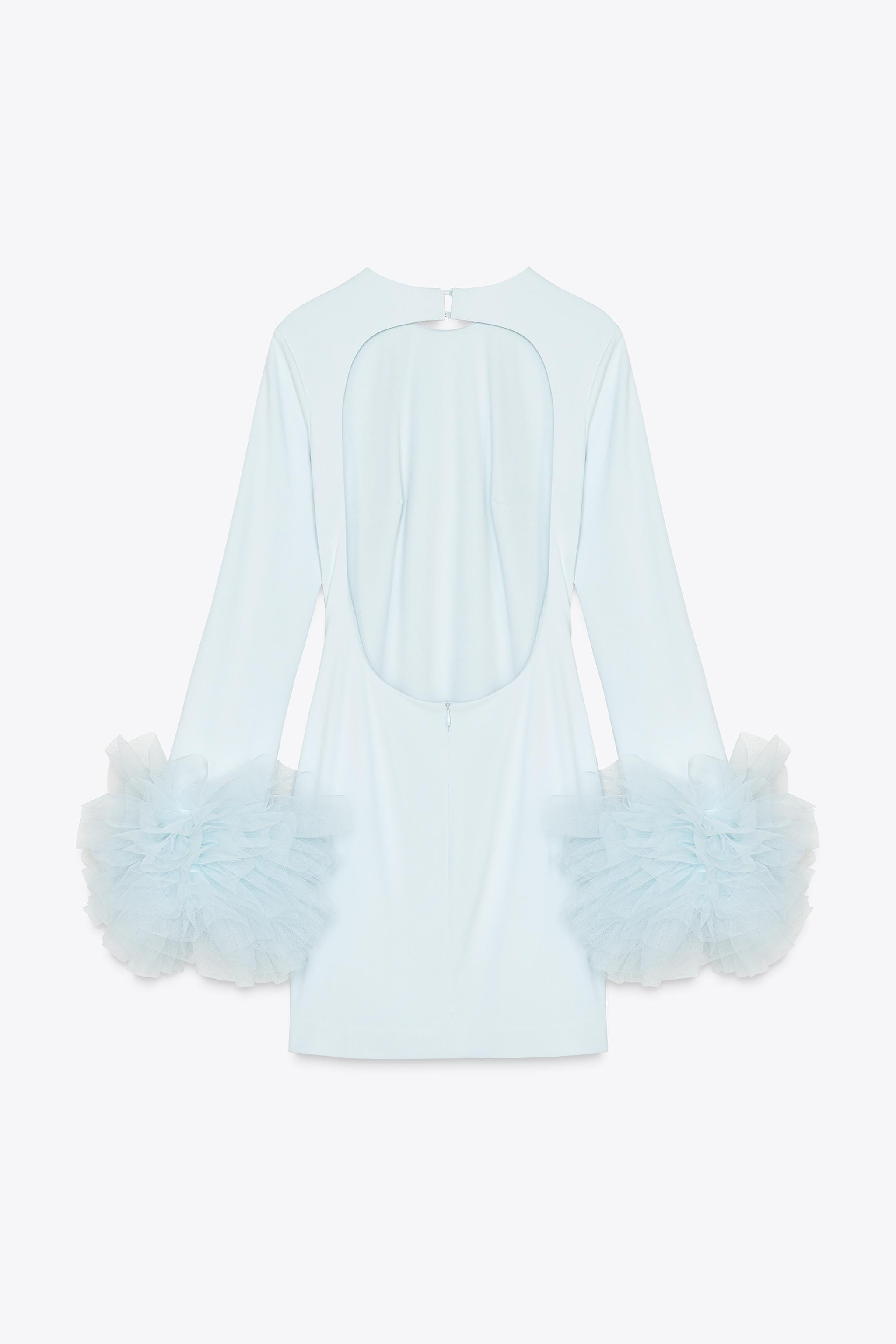 Vestito corto confezionato in tessuto elastico. Collo rotondo e maniche lunghe rifinite con appli... | Zara IT