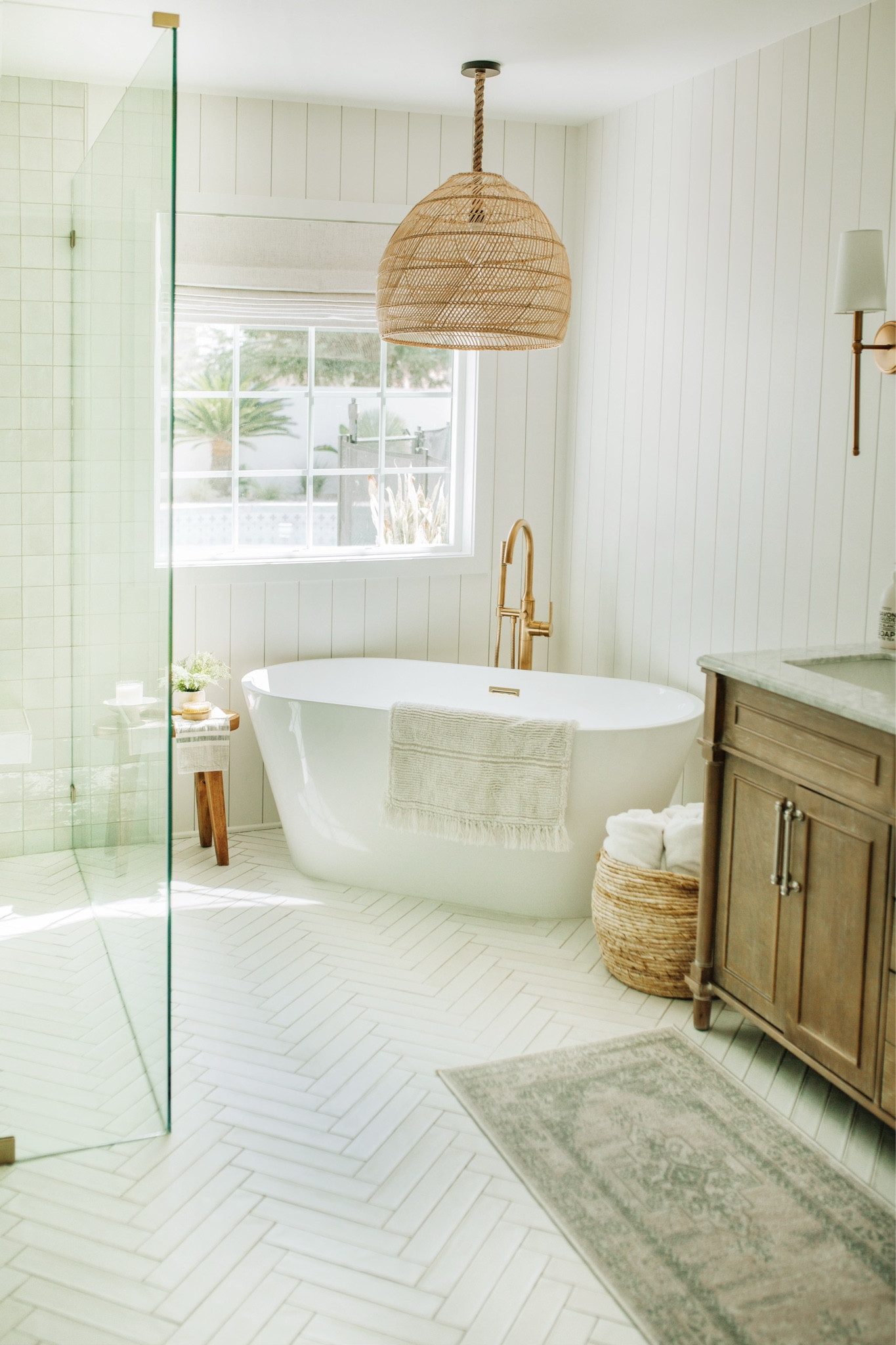 #primarybathroom is finally finished!! I love how it all turned out!!! The tile really set the tone for the whole bathroom! 

#bedrosians #bathroom #goldhardware #bathroomhardware #homereno

#LTKhome