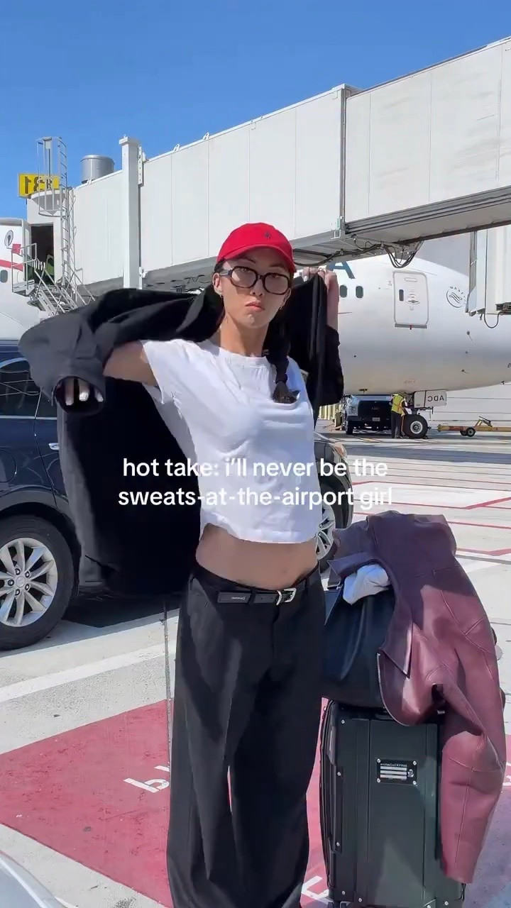 i don’t do sweats at the airport
but i do have a 3-step travel formula that’s never failed me… full breakdown on OFF THE GRID- link in bio

Luggage, bag, laptop case all from @harper_collective