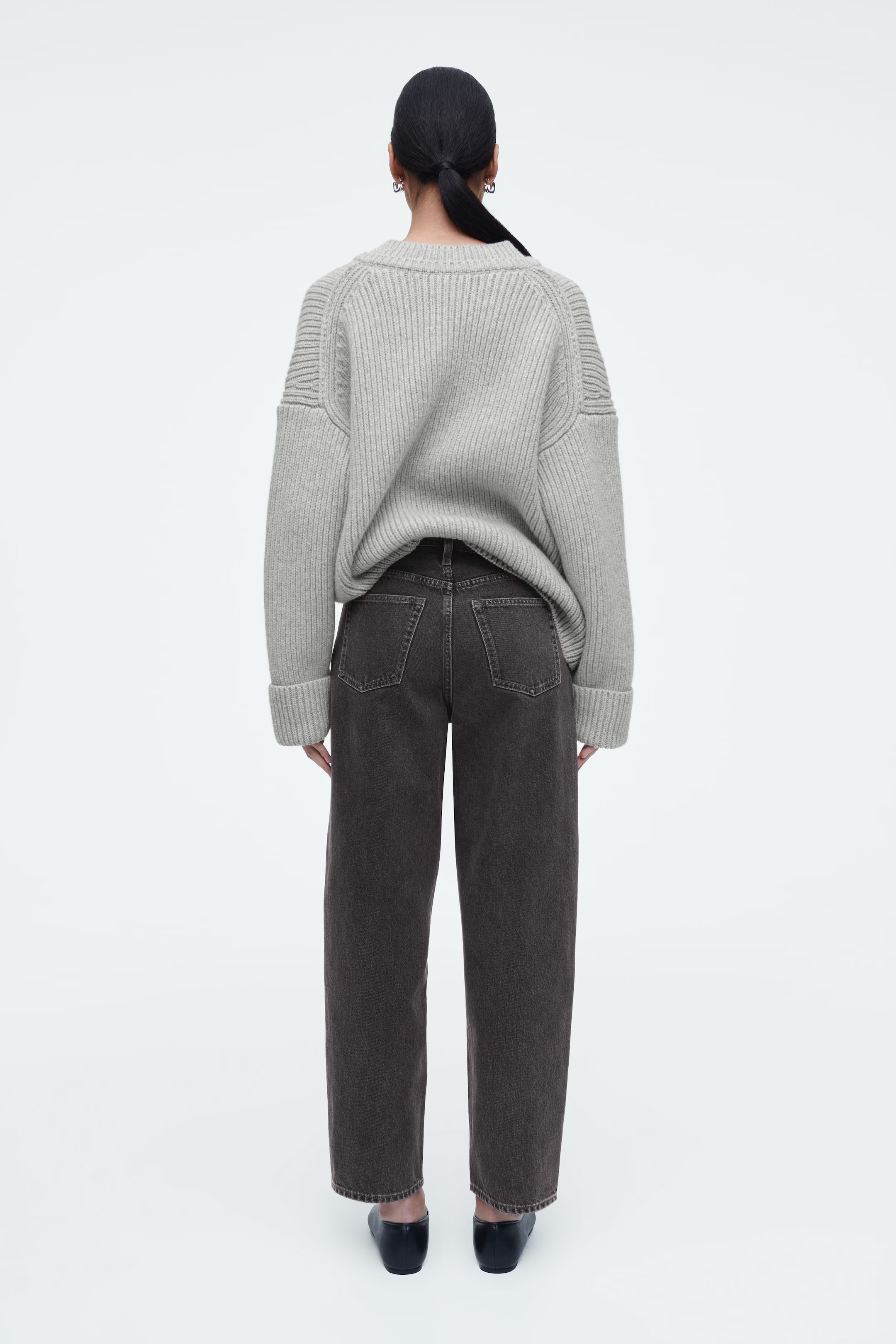 ZWĘŻANE DŻINSY ARCH - CZARNY | COS (EU)