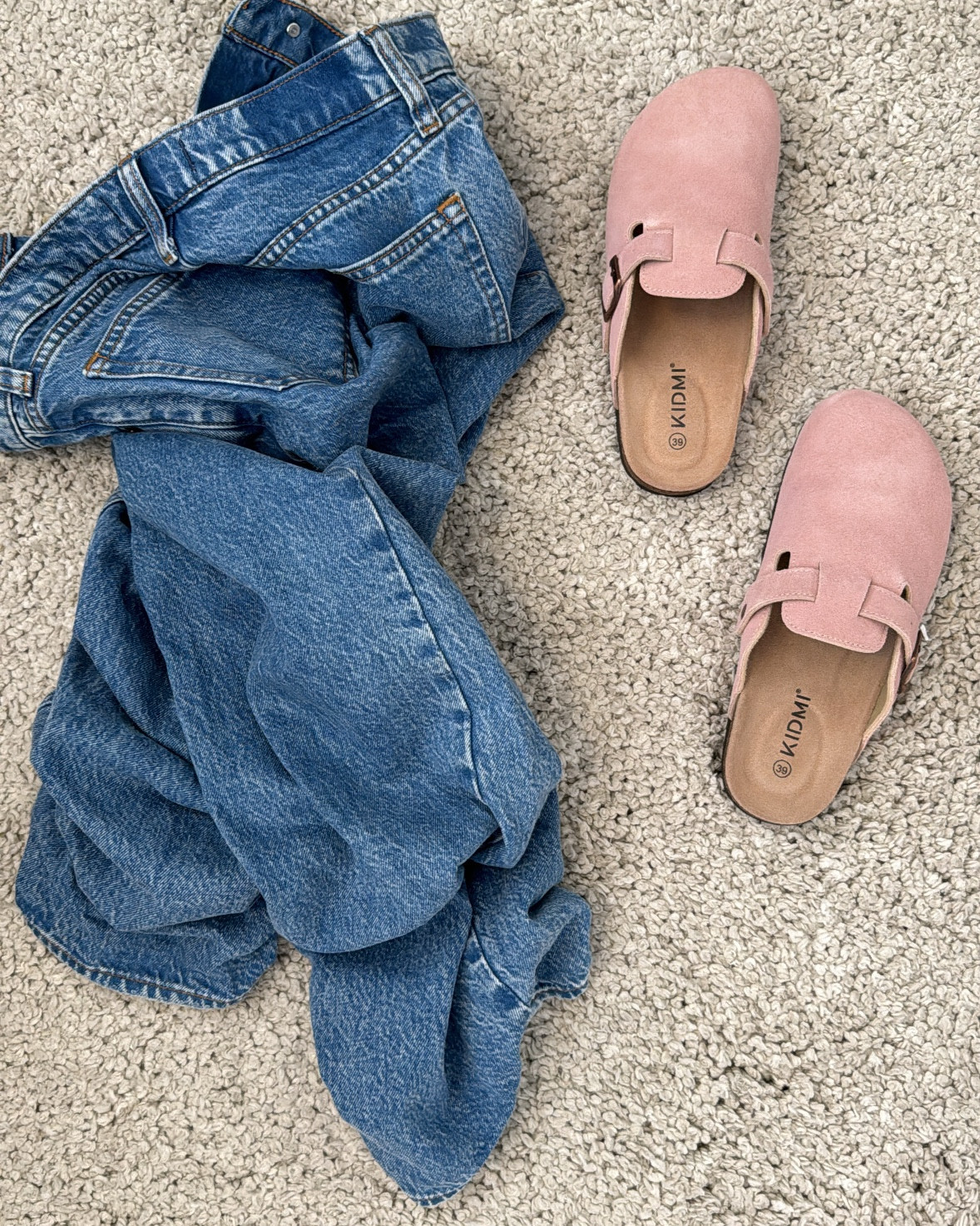 Fall outfit idea > Birkenstock dupes, Abercrombie jeans and a cozy sweater! #fall #clog #denim #jean

#LTKVideo #LTKSeasonal