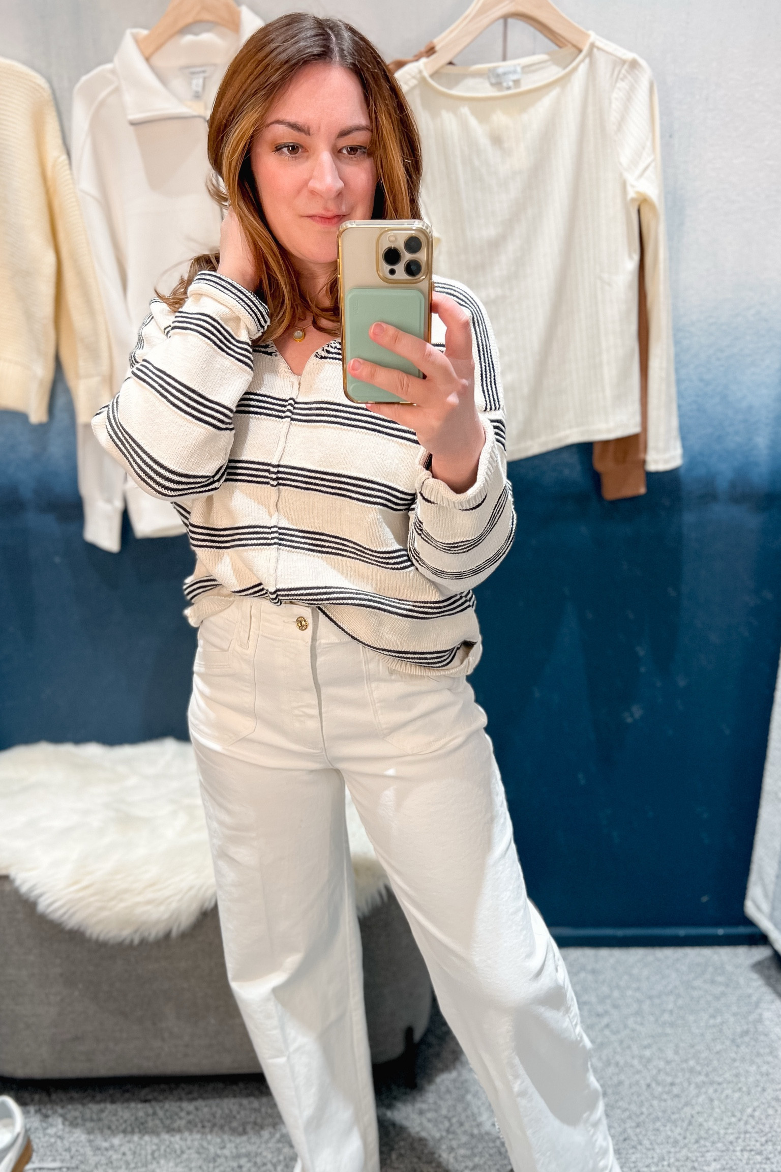 Another hit from Paige. The snap is gold - which is adorable for a high-waisted pair like this. They’re too long for me, but that’s nothing new 💁‍♀️ Paired with a classic striped sweater #paige #monochrome #evereve #tryon #everevetryon